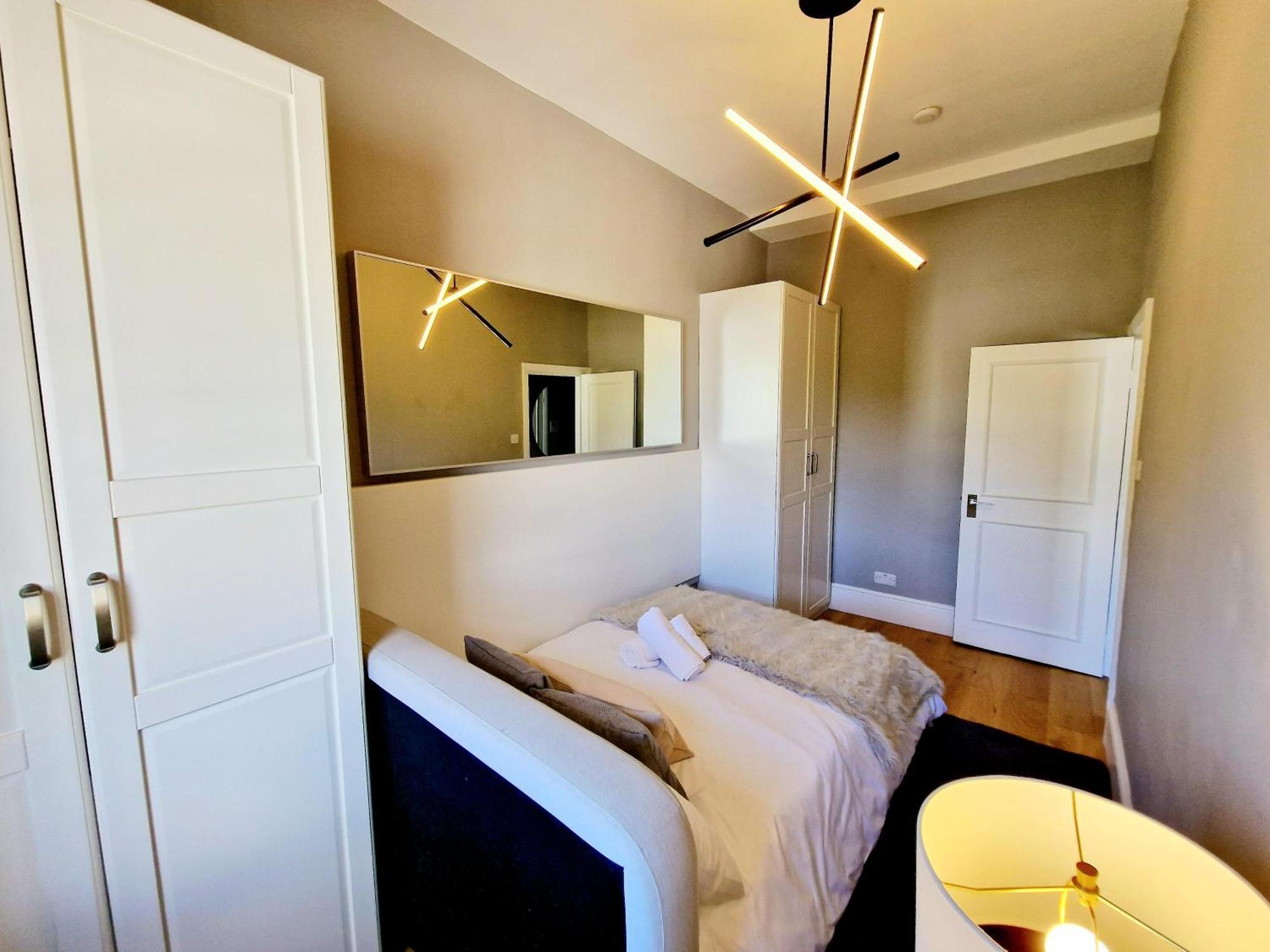 Gorgeous Hyde Park With Elevator Access By Tube Metro Stations Londen