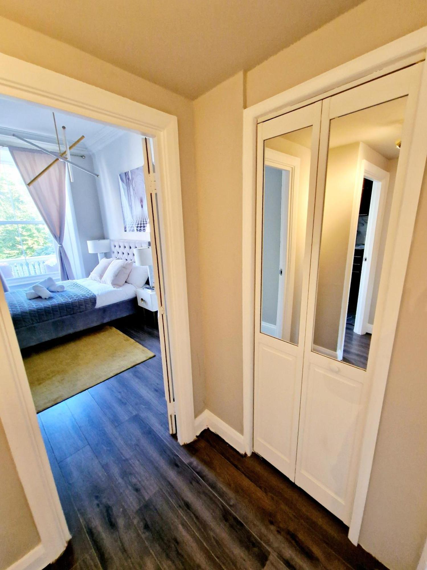 Stylish Hyde Park By Tube Stations With Elevator Leilighet London