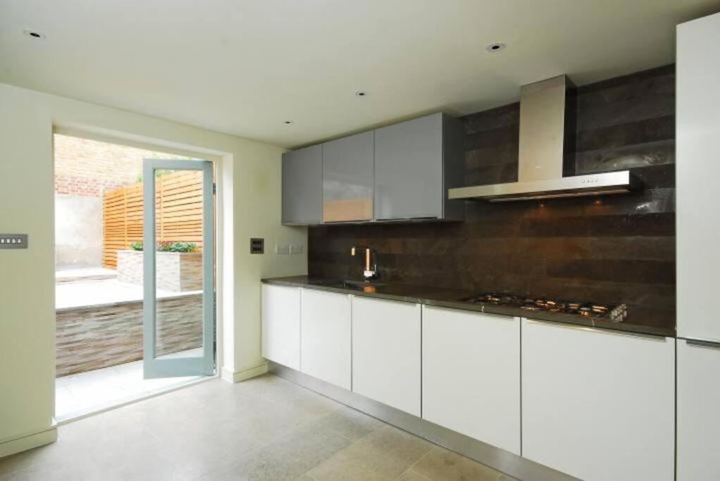 Quintessential Town House Close To Appartement *