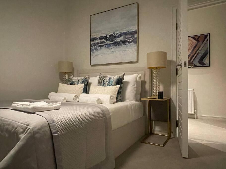 Quintessential Town House Close To * Londen