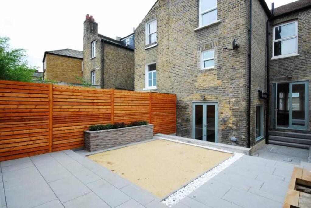 Quintessential Town House Close To Appartement Londen