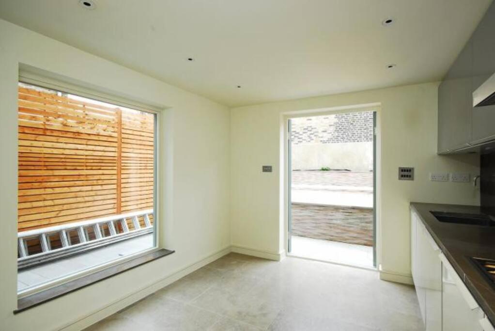 Quintessential Town House Close To Appartement