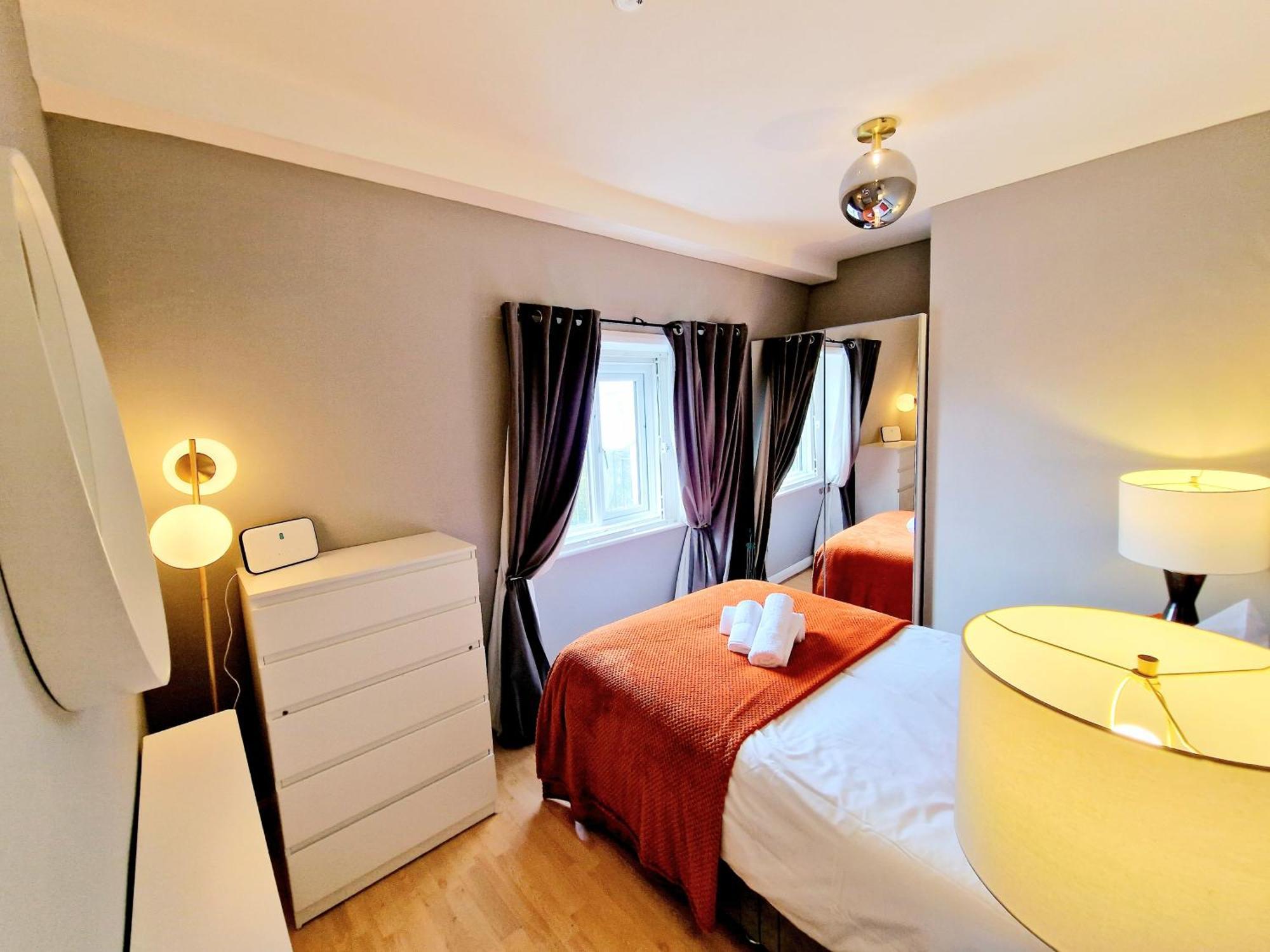 Brilliant 3 Bedroom's In Hyde Park With Elevator - 1 Flight Of Stairs Only Leilighet