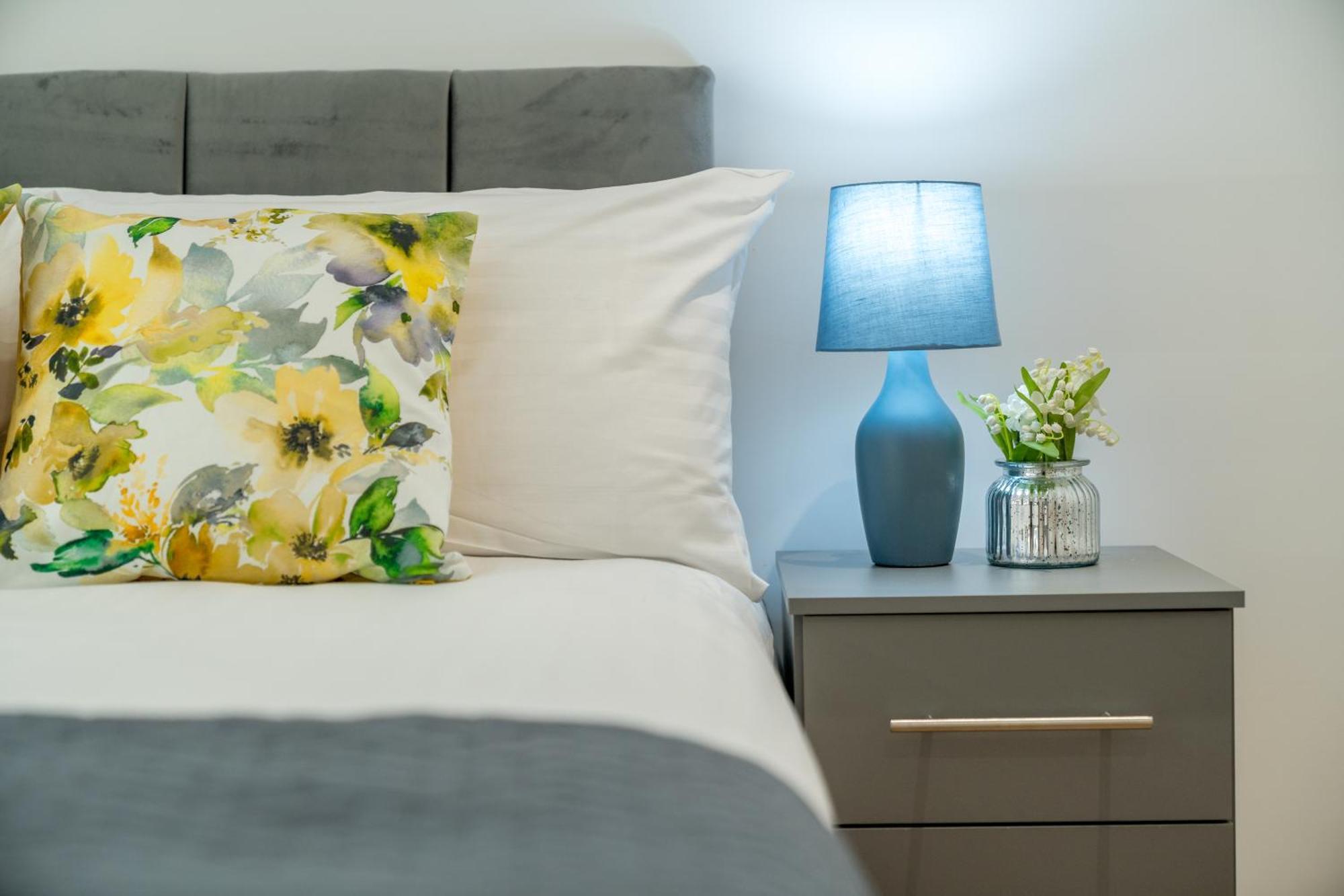 Apartment Skyvillion - Skyview Overseeing River Thames By Woolwich Ferry, Near Excel, O2 Arena, Airport, Free Wifi & Free Onsite Parking, Fantastic Rates For Longer London