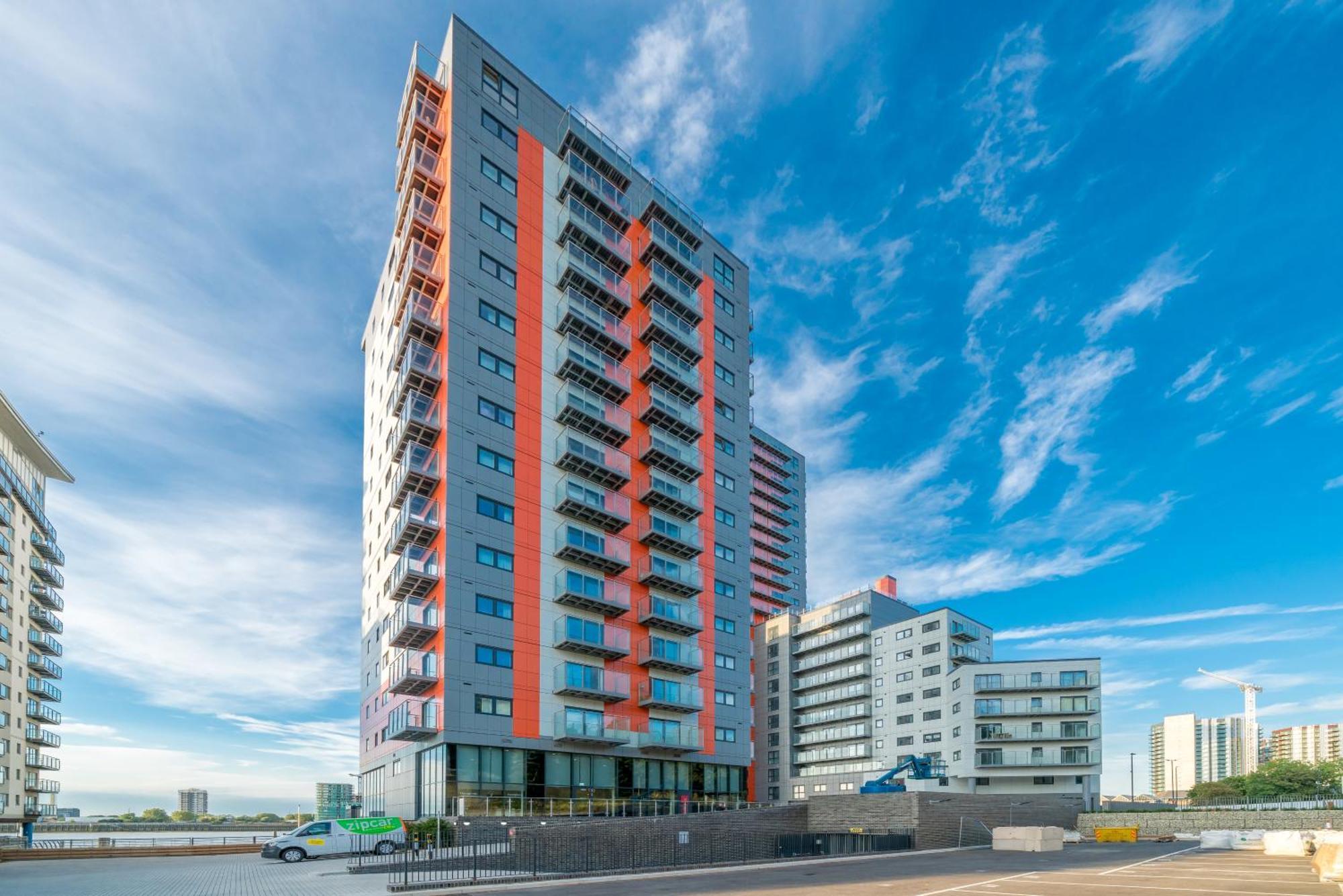 Apartment Skyvillion - Skyview Overseeing River Thames By Woolwich Ferry, Near Excel, O2 Arena, Airport, Free Wifi & Free Onsite Parking, Fantastic Rates For Longer *