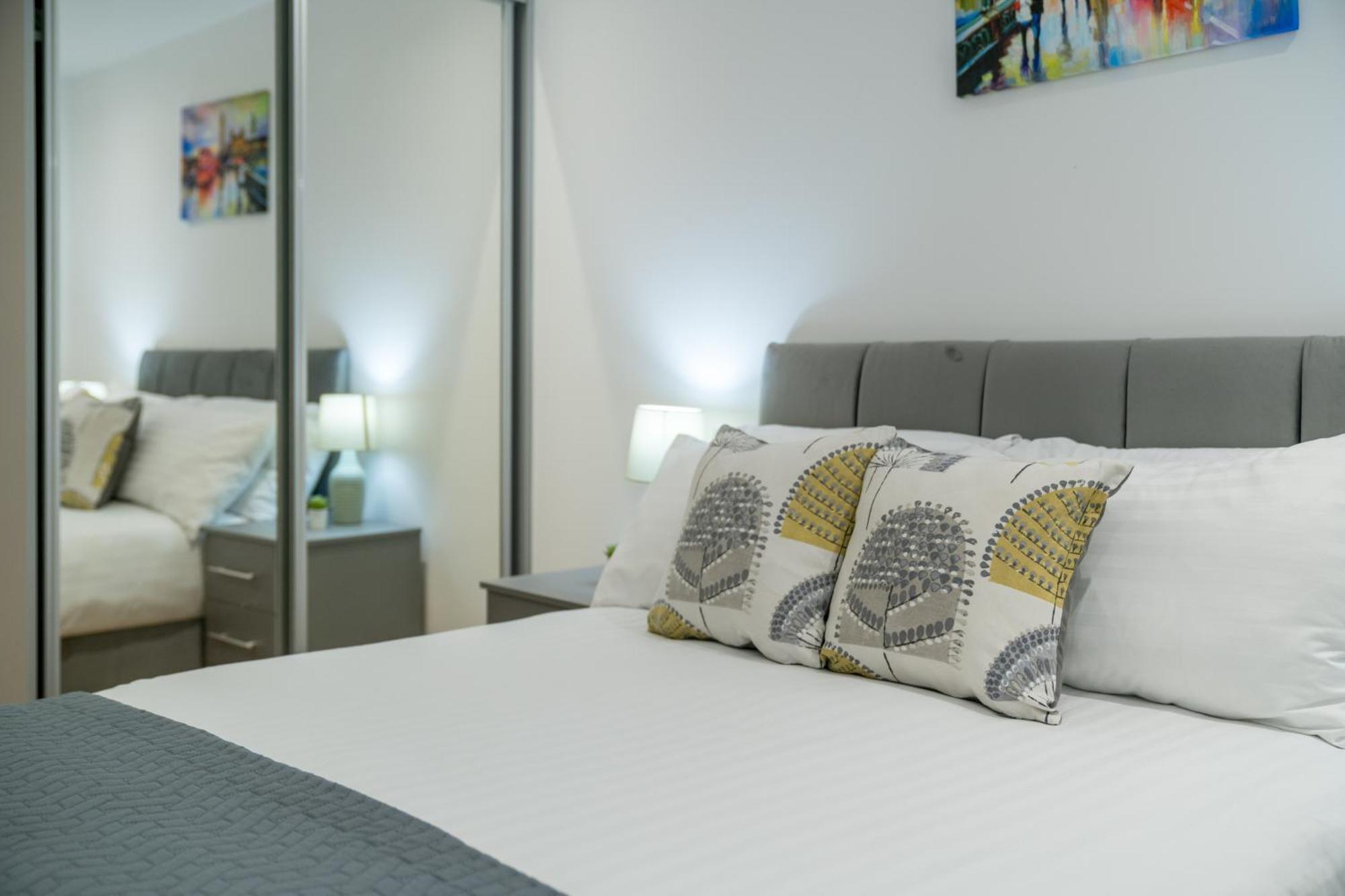Skyvillion - Skyview Overseeing River Thames By Woolwich Ferry, Near Excel, O2 Arena, Airport, Free Wifi & Free Onsite Parking, Fantastic Rates For Longer * London