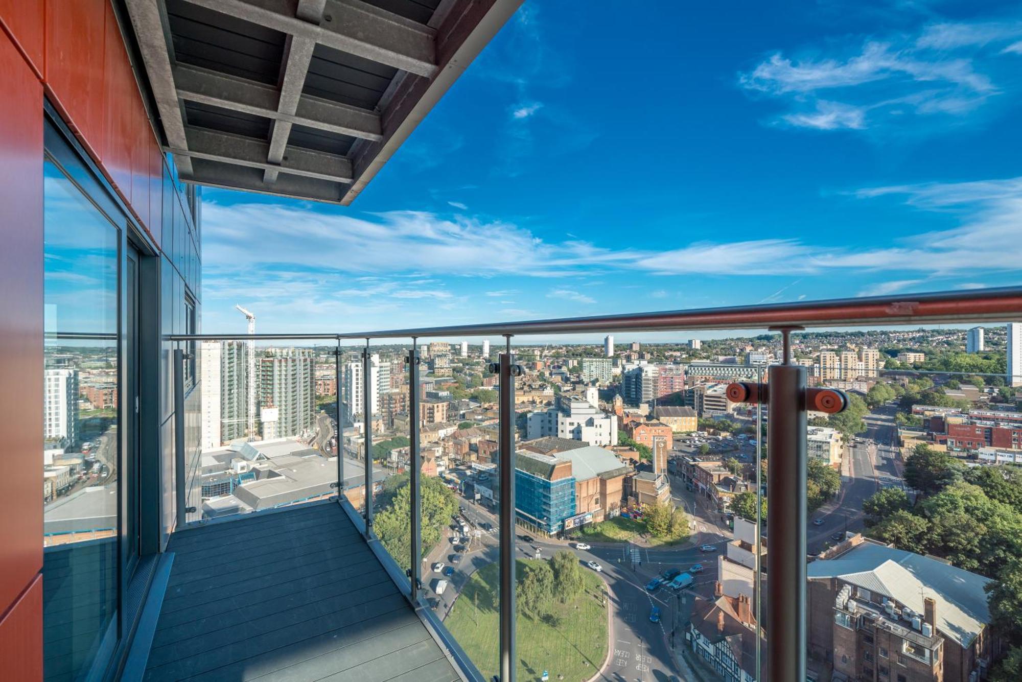 Apartment Skyvillion - Skyview Overseeing River Thames By Woolwich Ferry, Near Excel, O2 Arena, Airport, Free Wifi & Free Onsite Parking, Fantastic Rates For Longer *