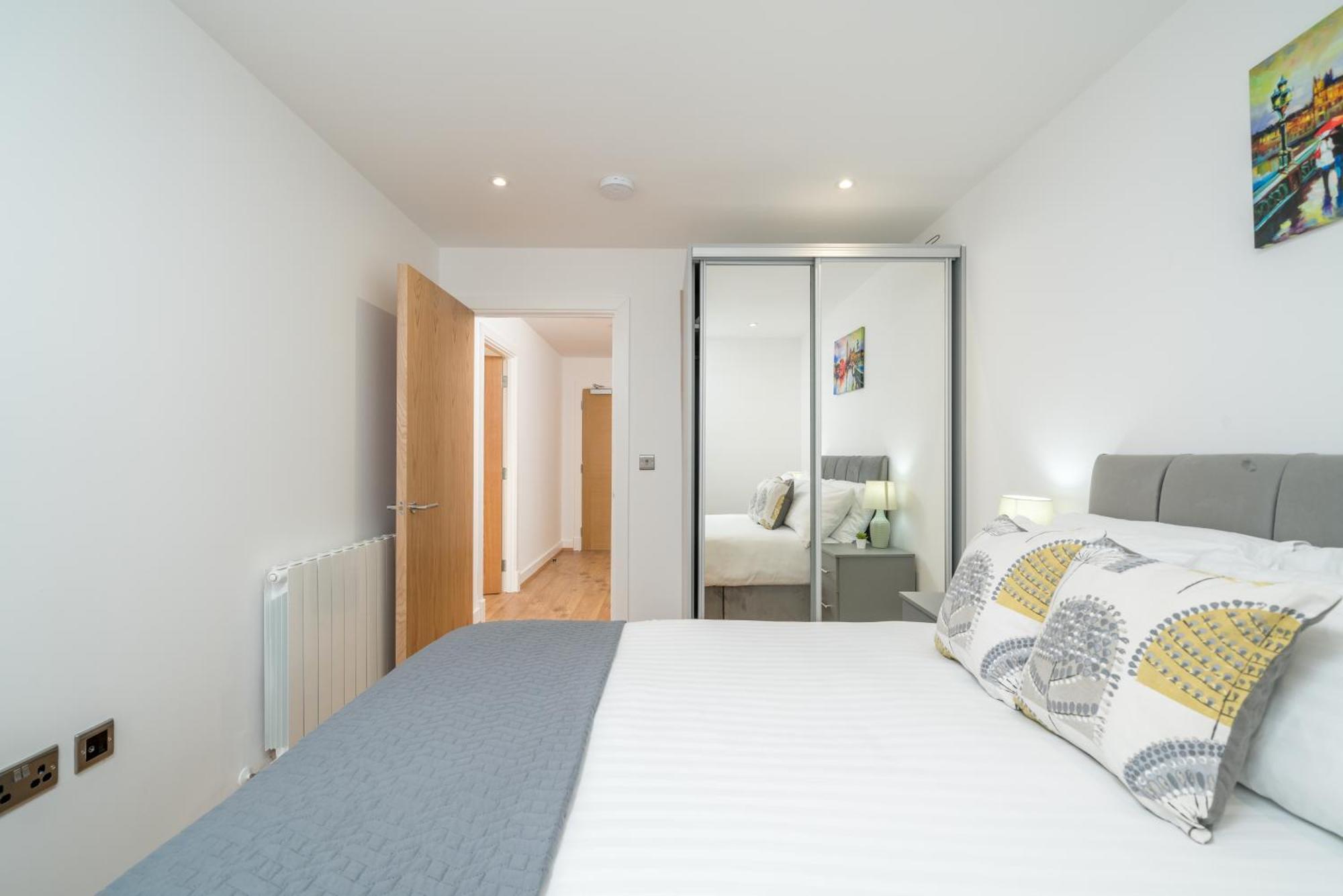 Apartment Skyvillion - Skyview Overseeing River Thames By Woolwich Ferry, Near Excel, O2 Arena, Airport, Free Wifi & Free Onsite Parking, Fantastic Rates For Longer
