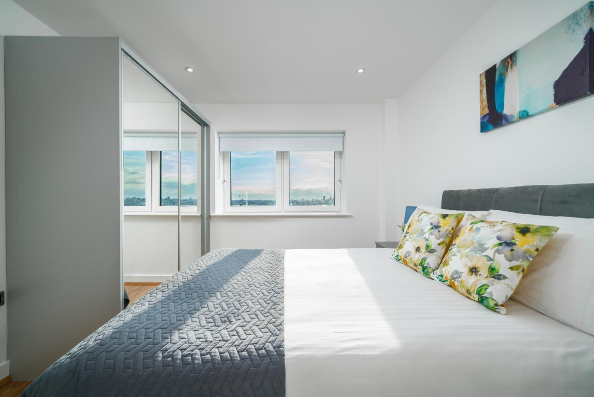 Apartment Skyvillion - Skyview Overseeing River Thames By Woolwich Ferry, Near Excel, O2 Arena, Airport, Free Wifi & Free Onsite Parking, Fantastic Rates For Longer