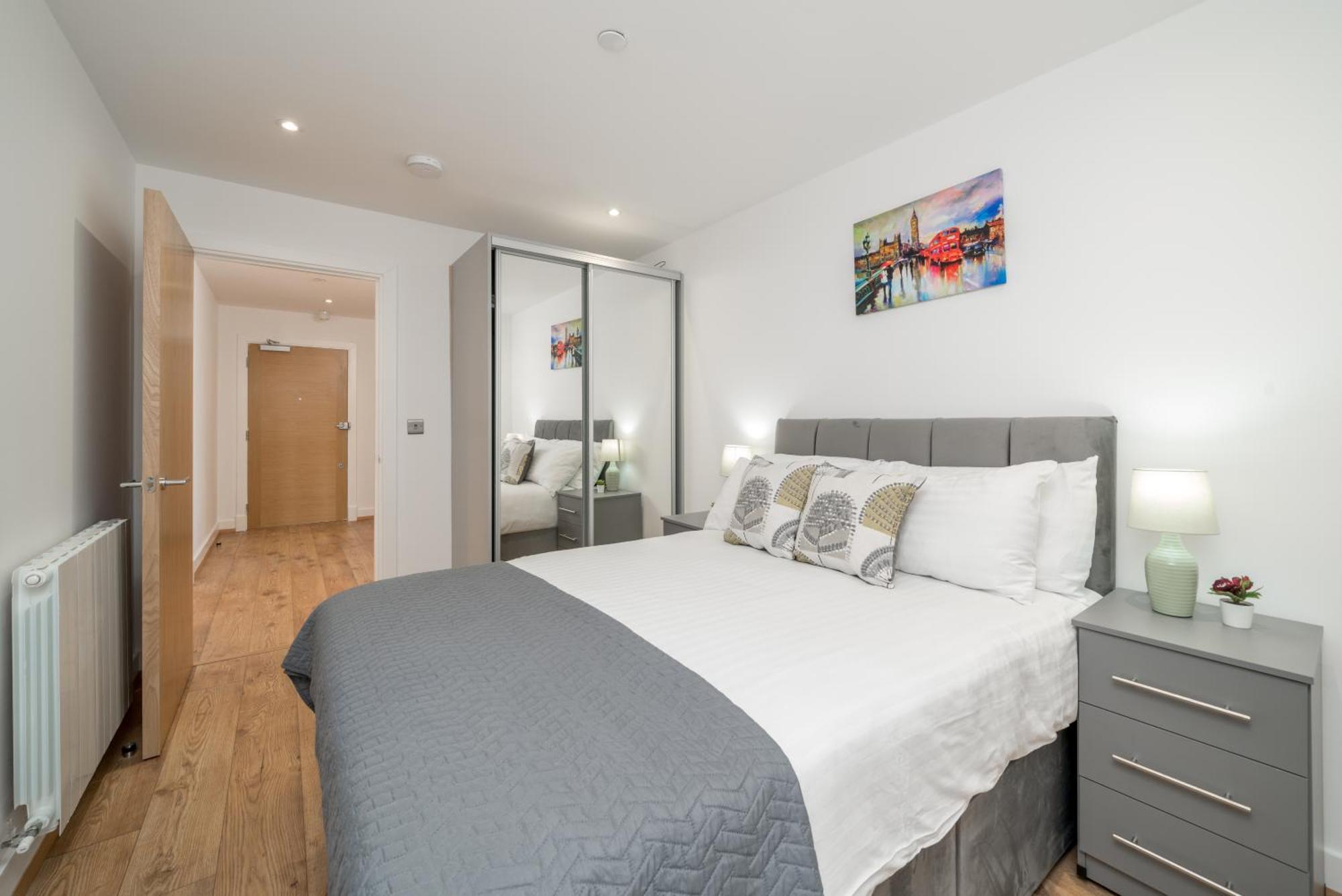 Skyvillion - Skyview Overseeing River Thames By Woolwich Ferry, Near Excel, O2 Arena, Airport, Free Wifi & Free Onsite Parking, Fantastic Rates For Longer London