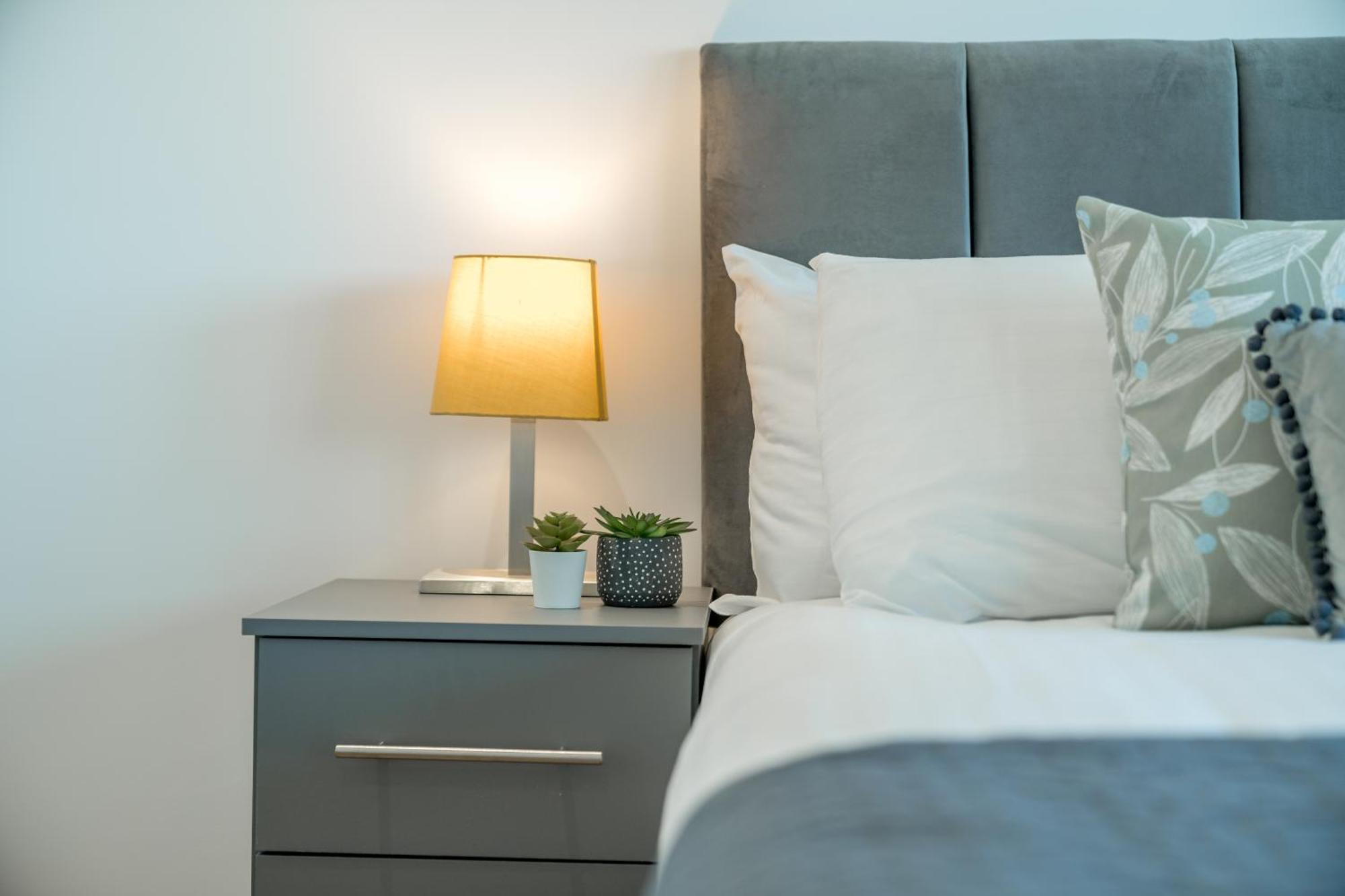 Skyvillion - Skyview Overseeing River Thames By Woolwich Ferry, Near Excel, O2 Arena, Airport, Free Wifi & Free Onsite Parking, Fantastic Rates For Longer Apartment