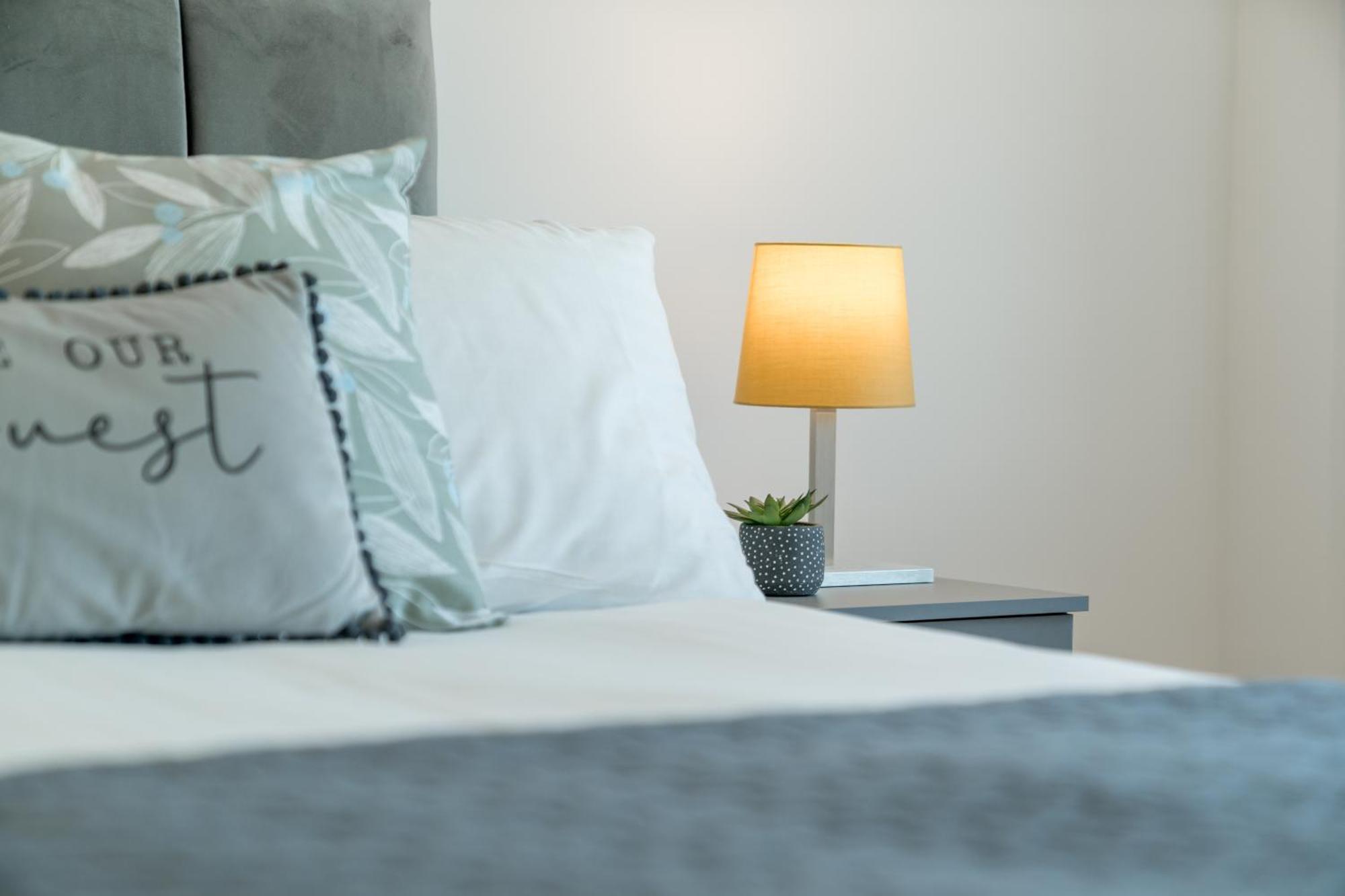 Skyvillion - Skyview Overseeing River Thames By Woolwich Ferry, Near Excel, O2 Arena, Airport, Free Wifi & Free Onsite Parking, Fantastic Rates For Longer * London