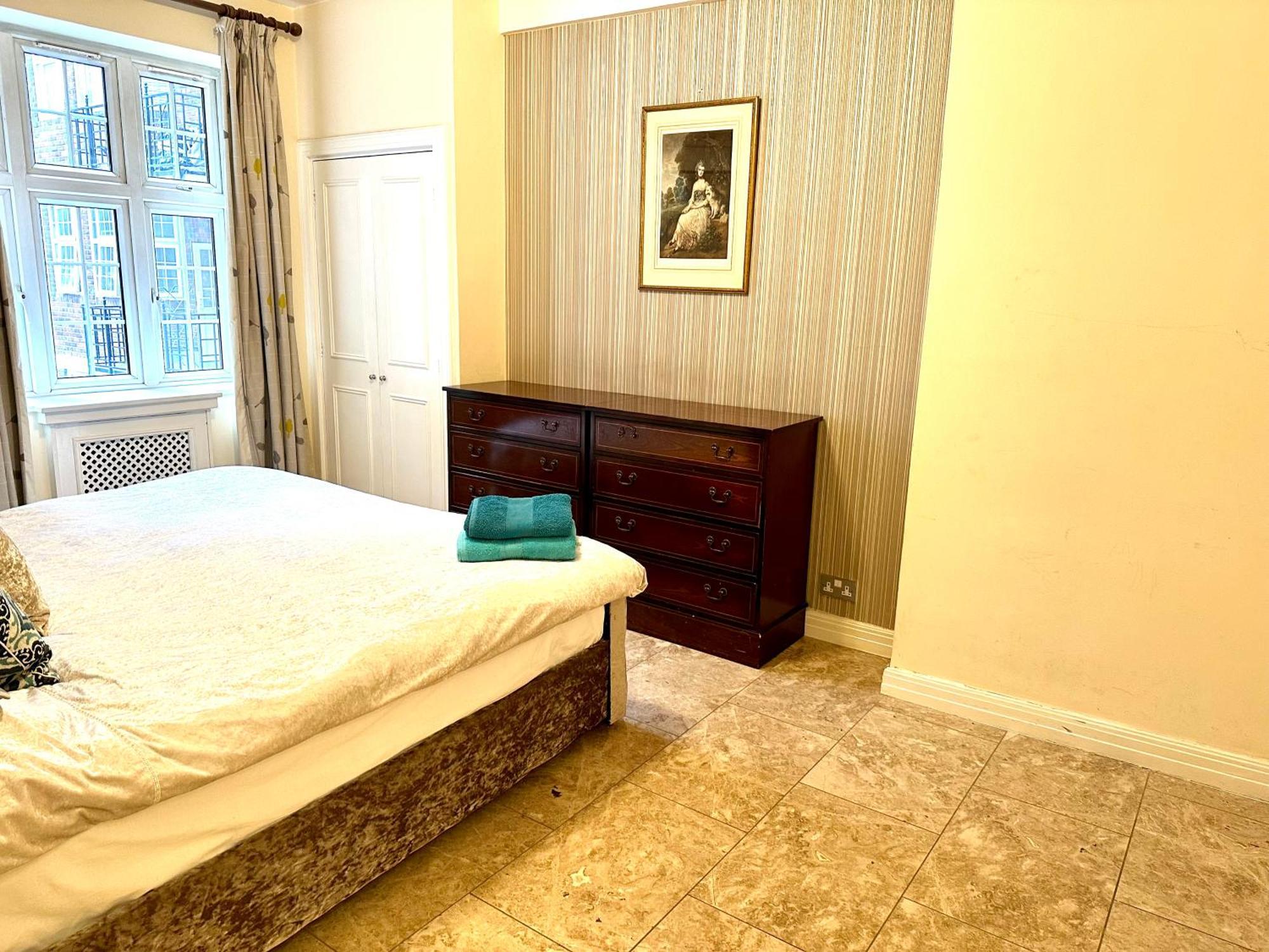 Prime Location - 2 Beds 3 Bath Flat Knightsbridge Appartamento *