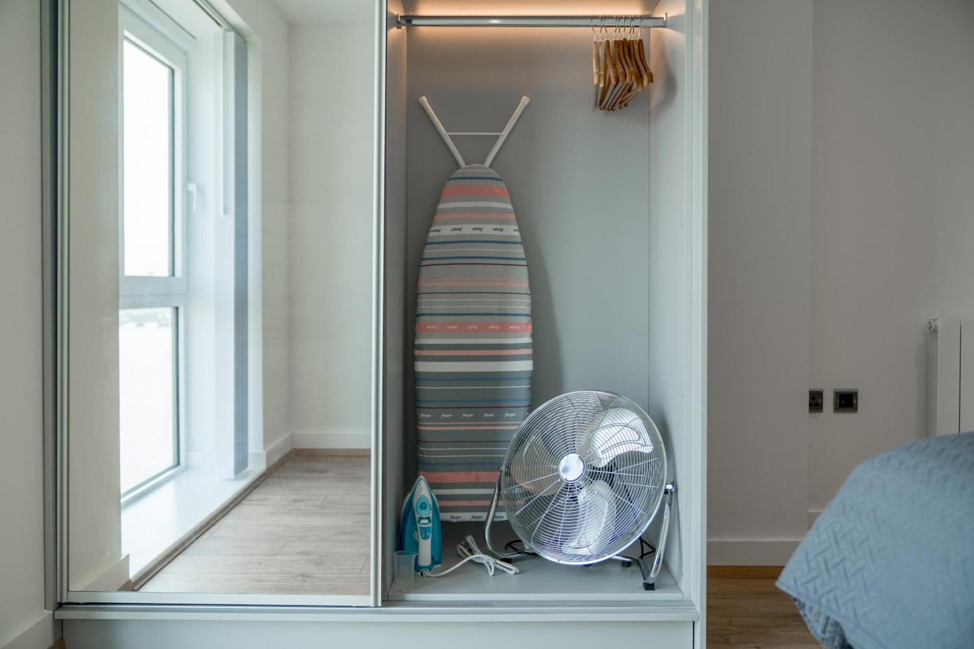 Apartment Skyvillion - Skyview Overseeing River Thames By Woolwich Ferry, Near Excel, O2 Arena, Airport, Free Wifi & Free Onsite Parking, Fantastic Rates For Longer