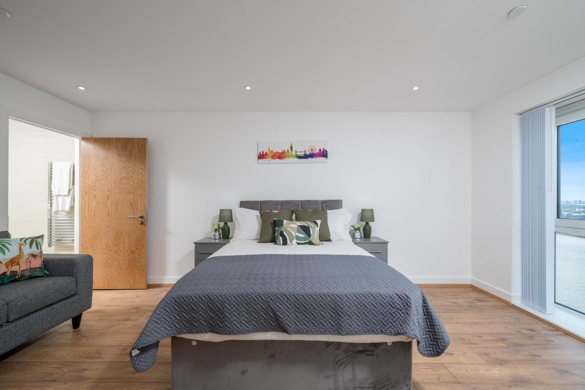 Skyvillion - Skyview Overseeing River Thames By Woolwich Ferry, Near Excel, O2 Arena, Airport, Free Wifi & Free Onsite Parking, Fantastic Rates For Longer Apartment *