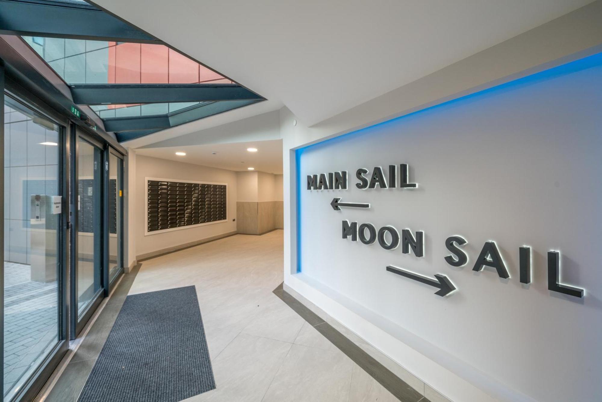 Apartment Skyvillion - Skyview Overseeing River Thames By Woolwich Ferry, Near Excel, O2 Arena, Airport, Free Wifi & Free Onsite Parking, Fantastic Rates For Longer