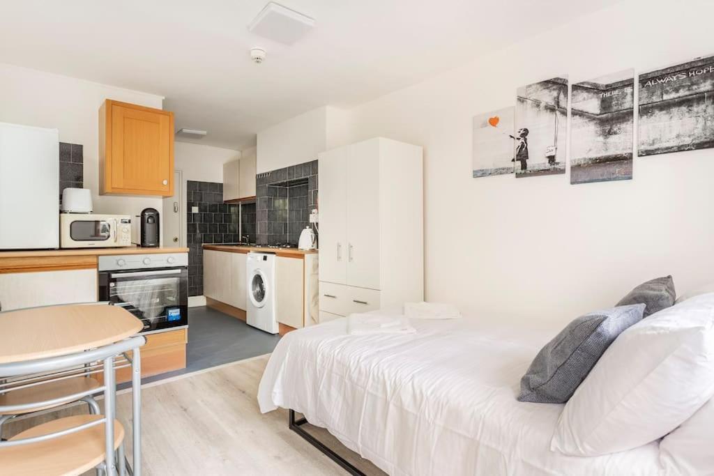 Stylish Ground Floor Garden Flat Nr London
