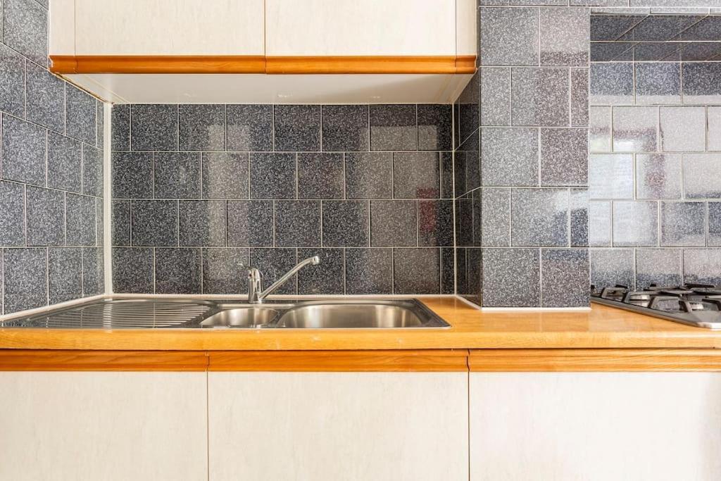 Stylish Ground Floor Garden Flat Nr Leilighet London