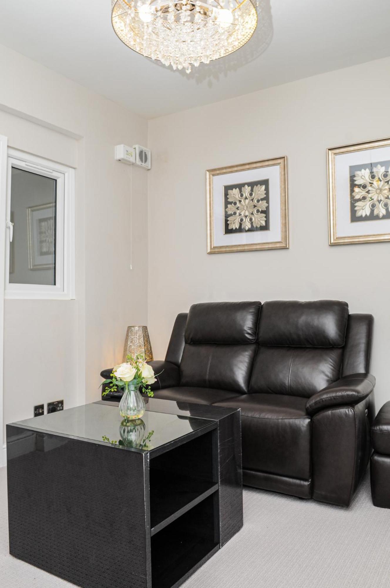Luxury 5 Star Apartments, Parking, Garden, Near Metro Stations 10-15mins To Appartement