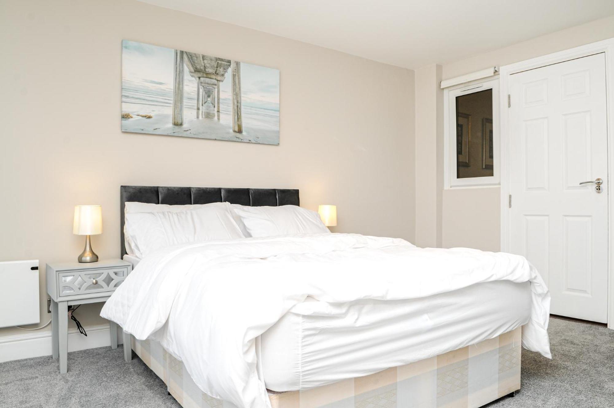 Luxury 5 Star Apartments, Parking, Garden, Near Metro Stations 10-15mins To * Londen
