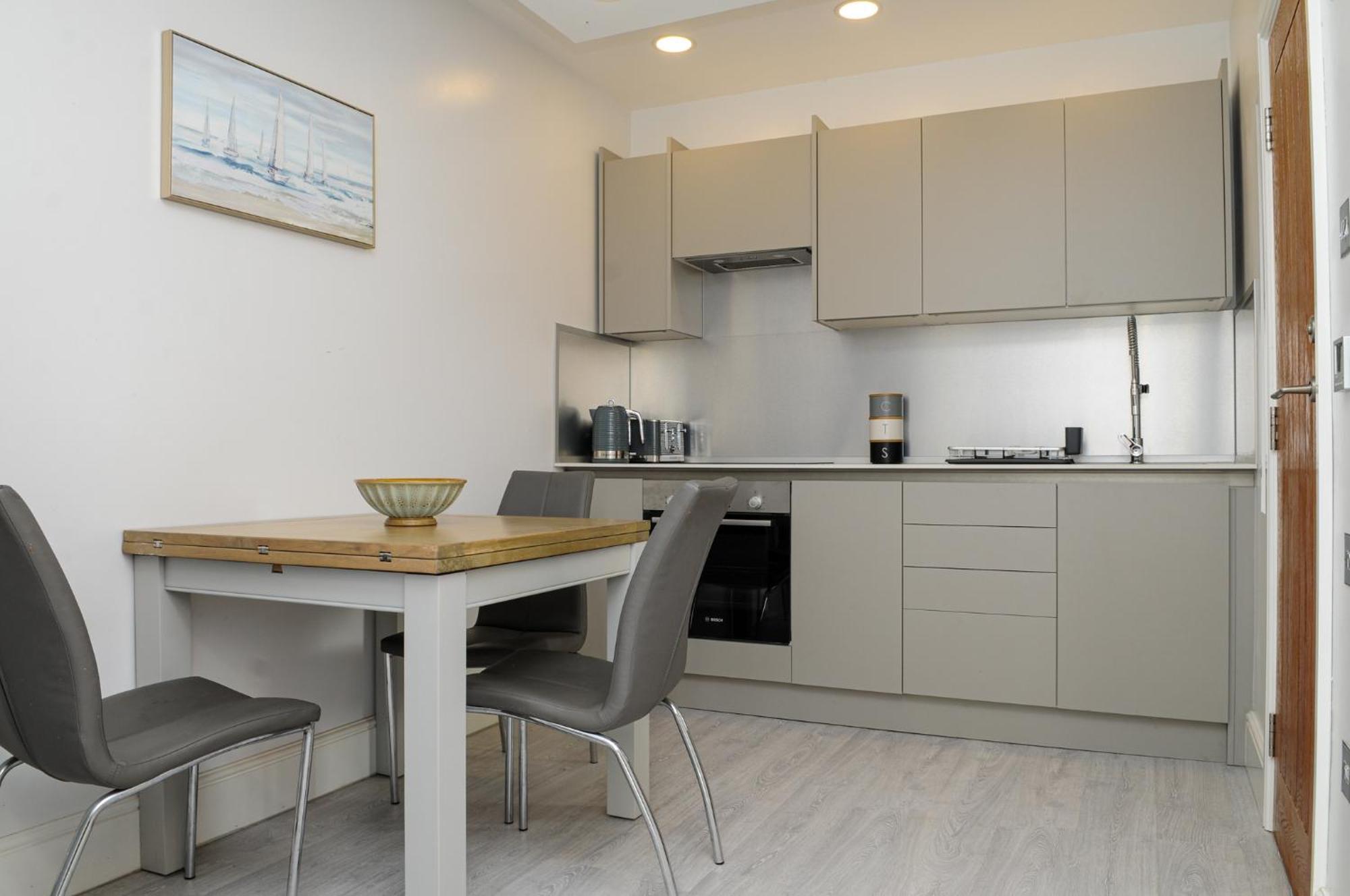 Luxury 5 Star Apartments, Parking, Garden, Near Metro Stations 10-15mins To Appartement Londen