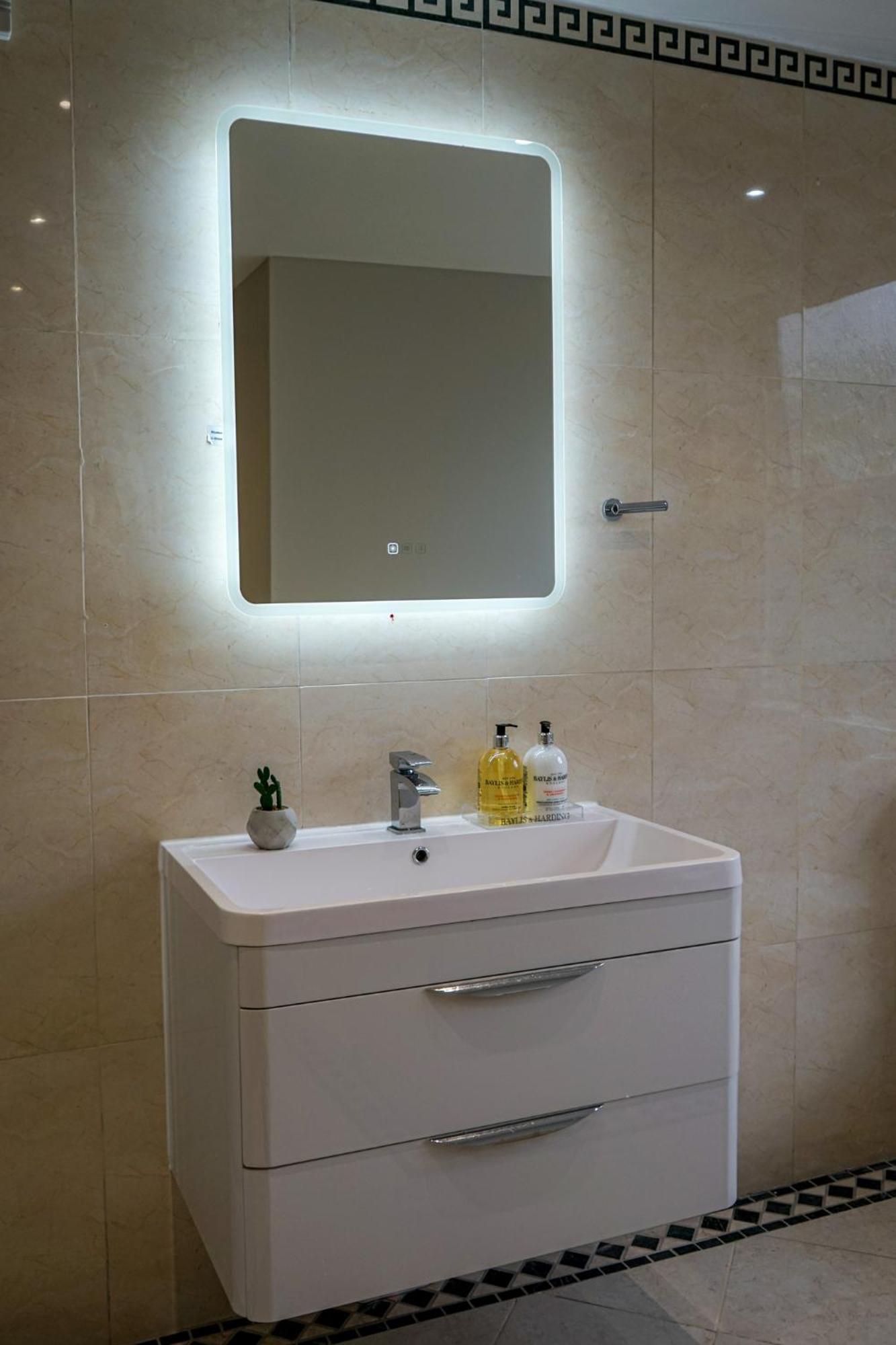 Luxury 5 Star Apartments, Parking, Garden, Near Metro Stations 10-15mins To Appartement *