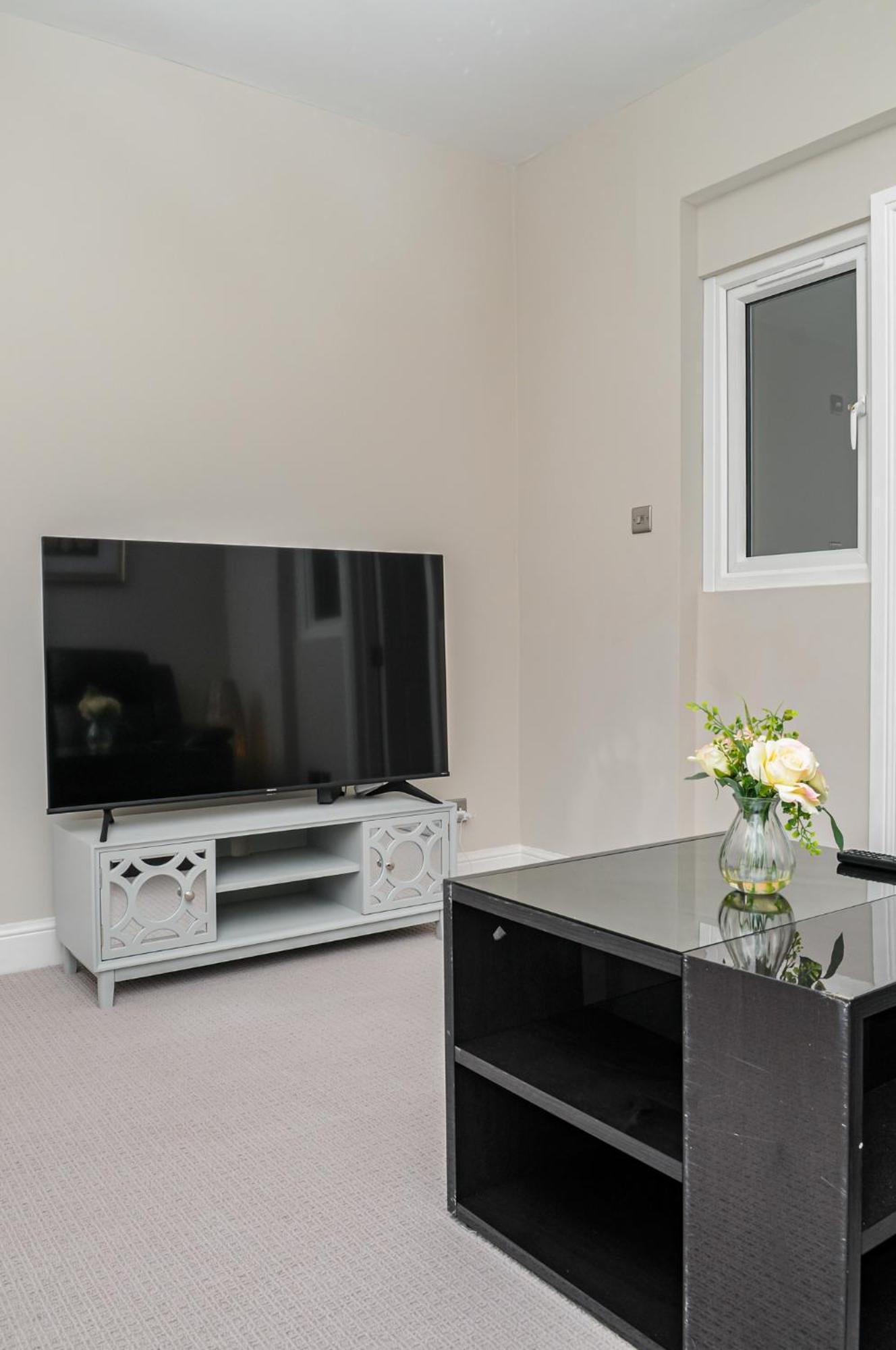 Luxury 5 Star Apartments, Parking, Garden, Near Metro Stations 10-15mins To Appartement Londen
