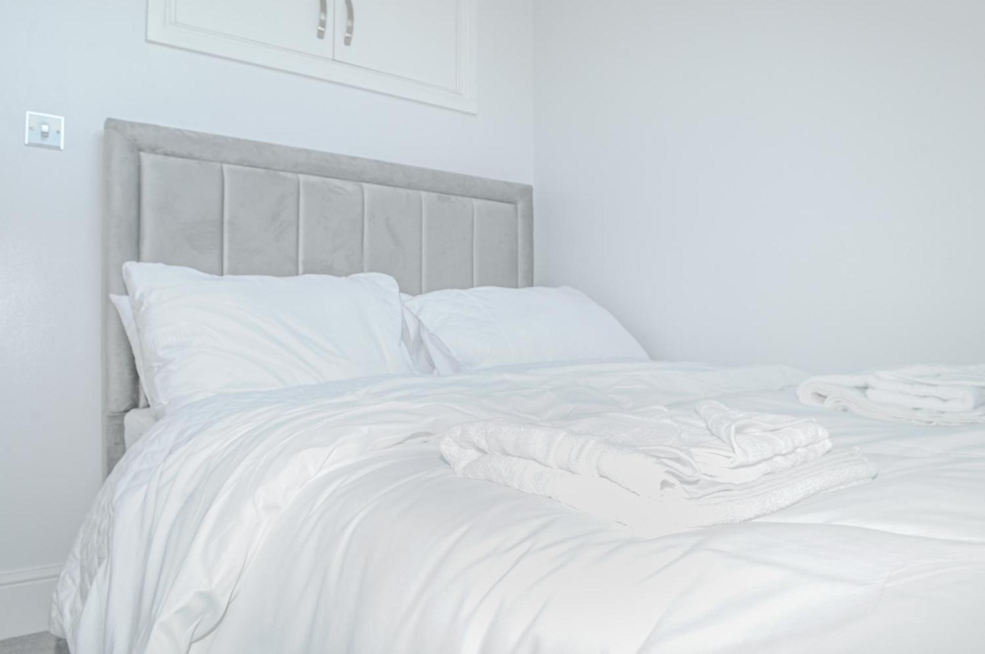 Luxury 5 Star Apartments, Parking, Garden, Near Metro Stations 10-15mins To Appartement Londen