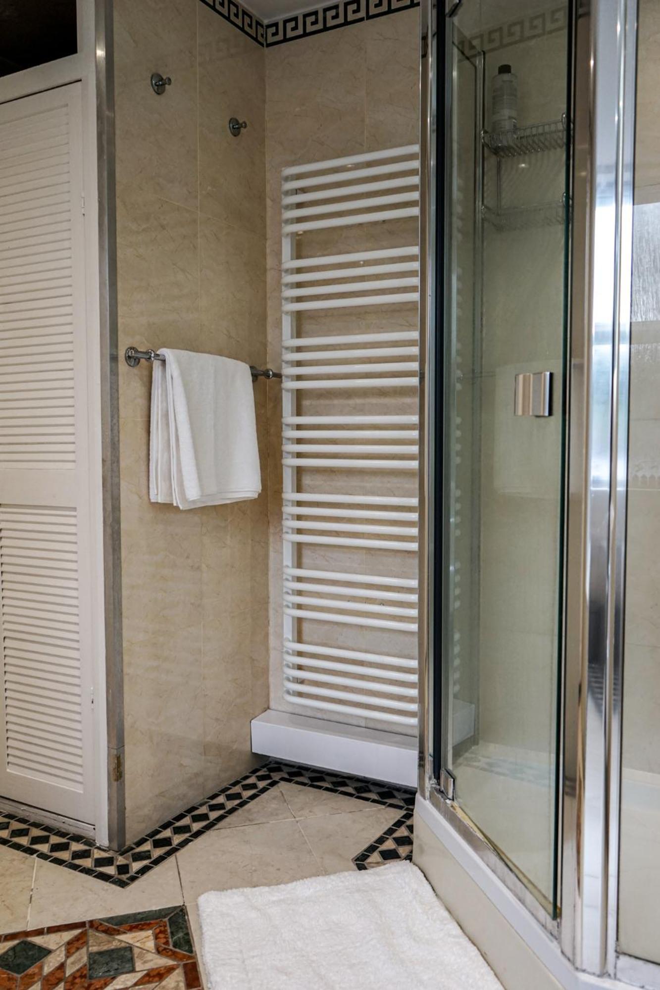 Luxury 5 Star Apartments, Parking, Garden, Near Metro Stations 10-15mins To Appartement *