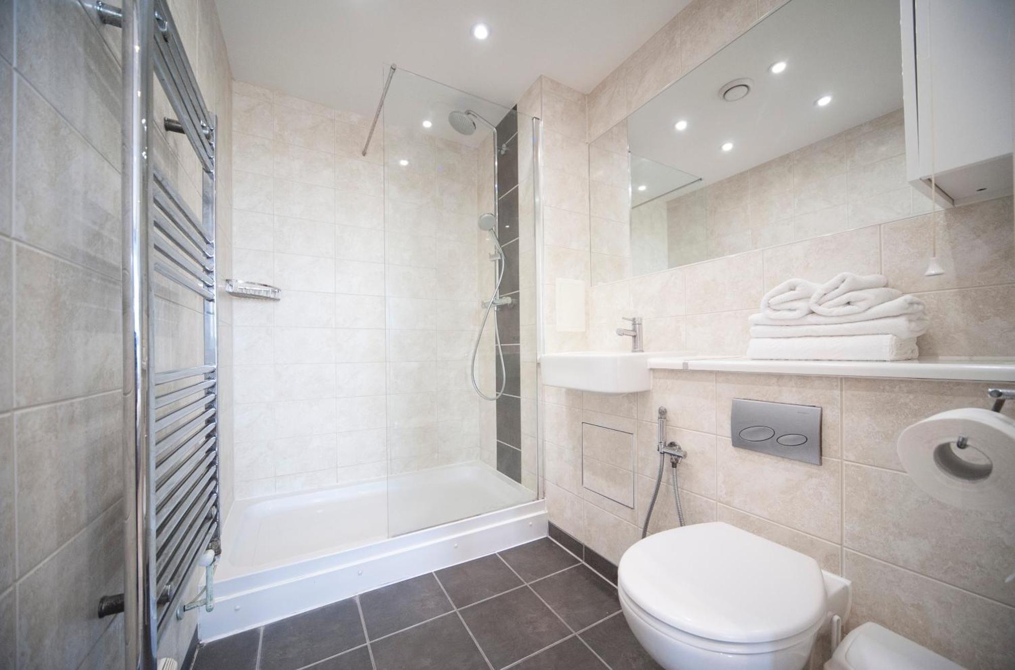 Floor - 2 Bed/2 Bath + Private Balcony * Londen