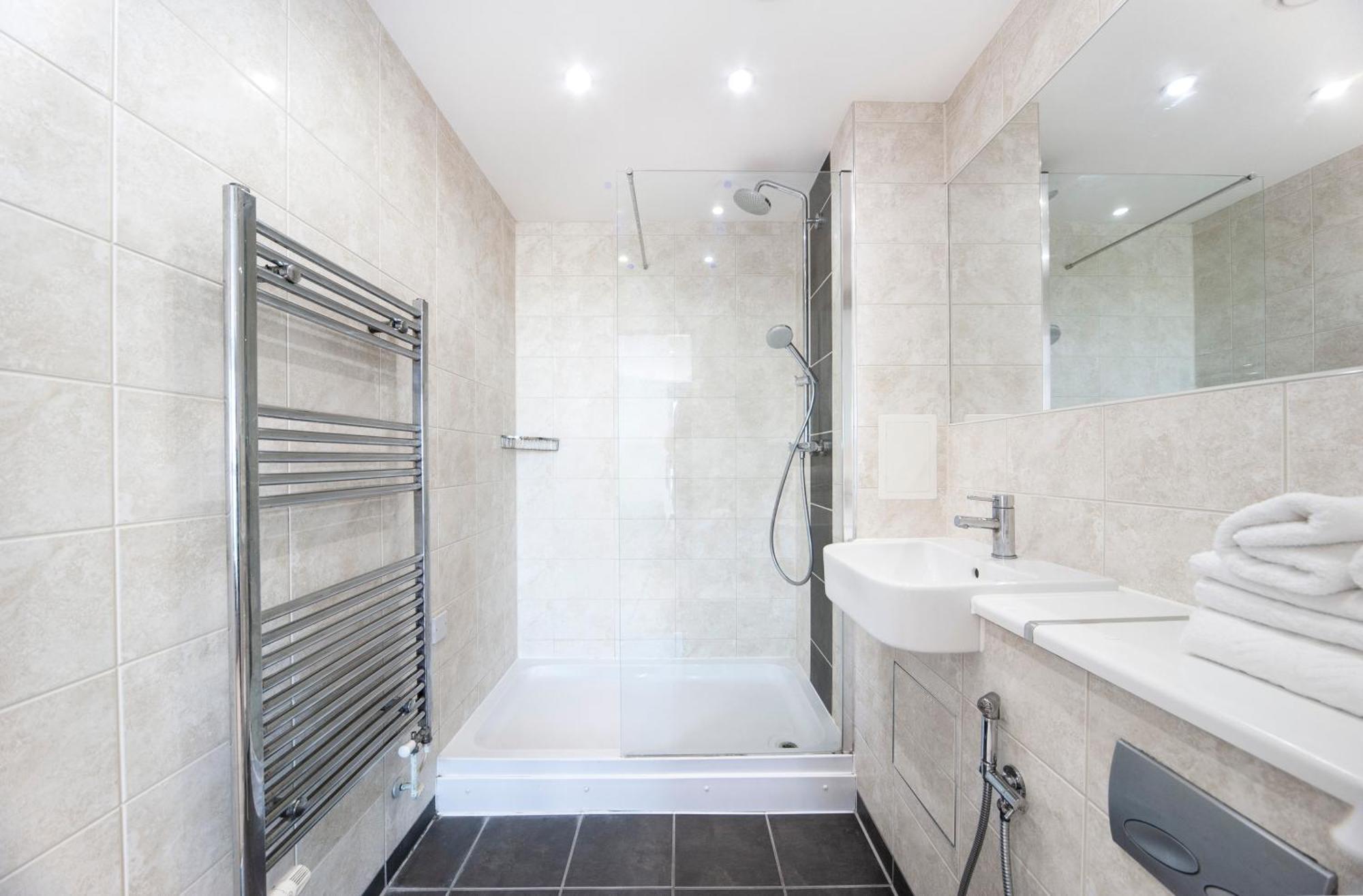 Floor - 2 Bed/2 Bath + Private Balcony * Londen