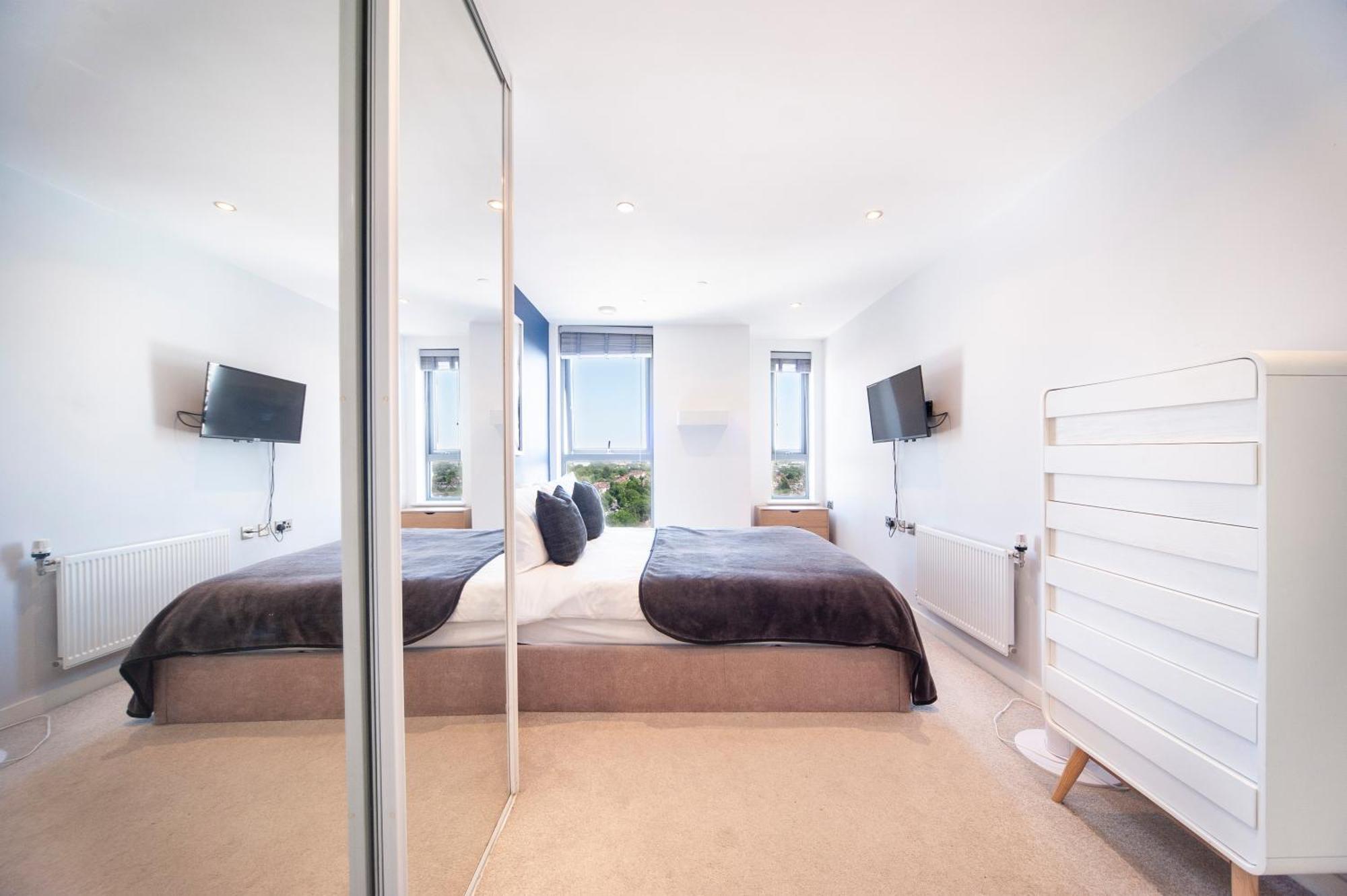 Floor - 2 Bed/2 Bath + Private Balcony Appartement Londen