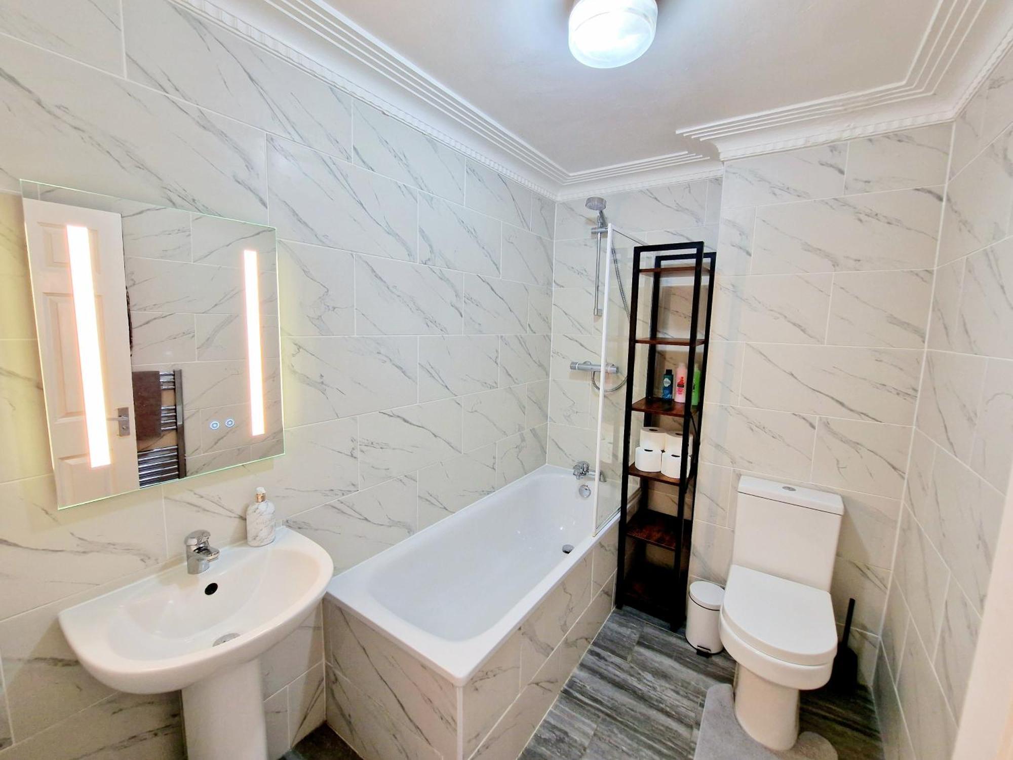 Beautiful Kensington 3 Minutes Walk To Earl's Court Station Appartamento Londra