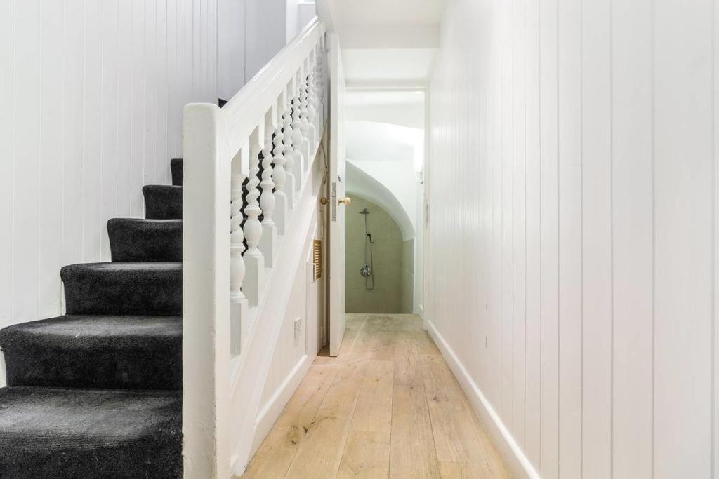 Spacious Soho On Quaint Cobbled Street Londres