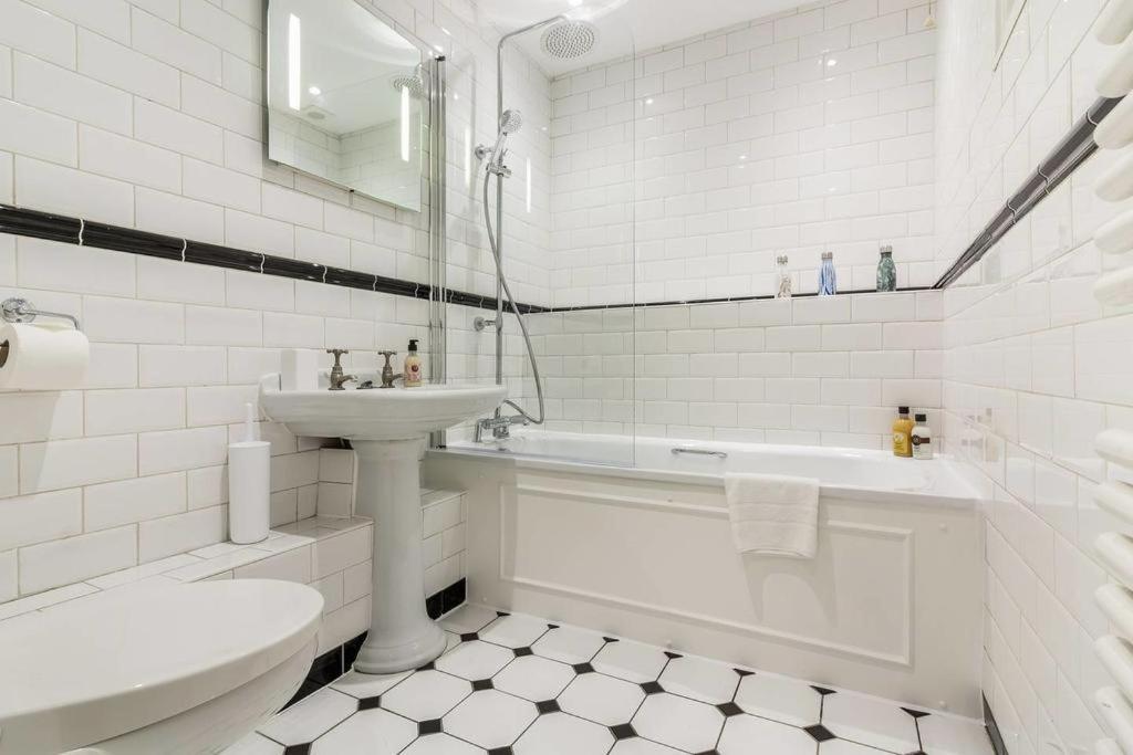Spacious Soho On Quaint Cobbled Street Londres