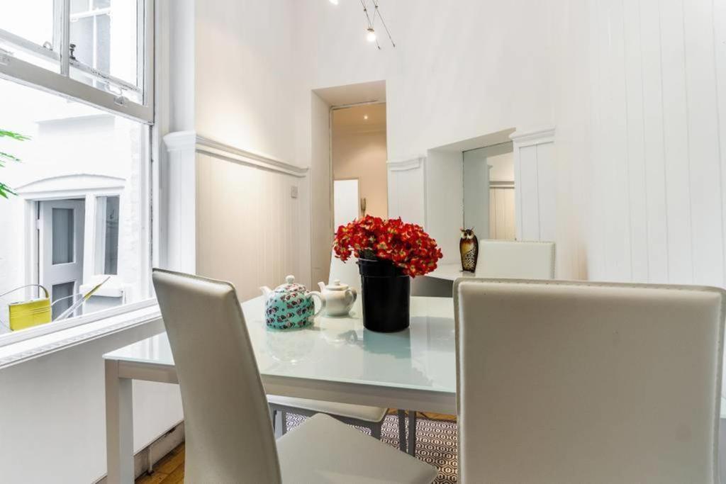Spacious Soho On Quaint Cobbled Street Londres