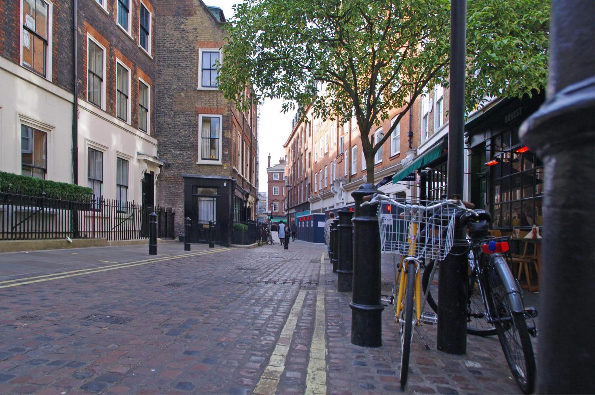 Spacious Soho On Quaint Cobbled Street Londres