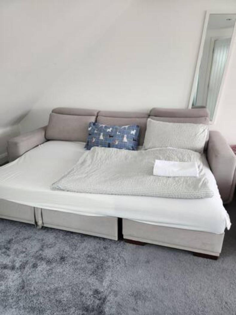 12 Minutes To Kings Cross, 6 Minutes Walks To The Train Station - Free Parking 3 Bed 2 Bath Fully Refurbished Flat No Party Or Gathering Allowed Apartment London