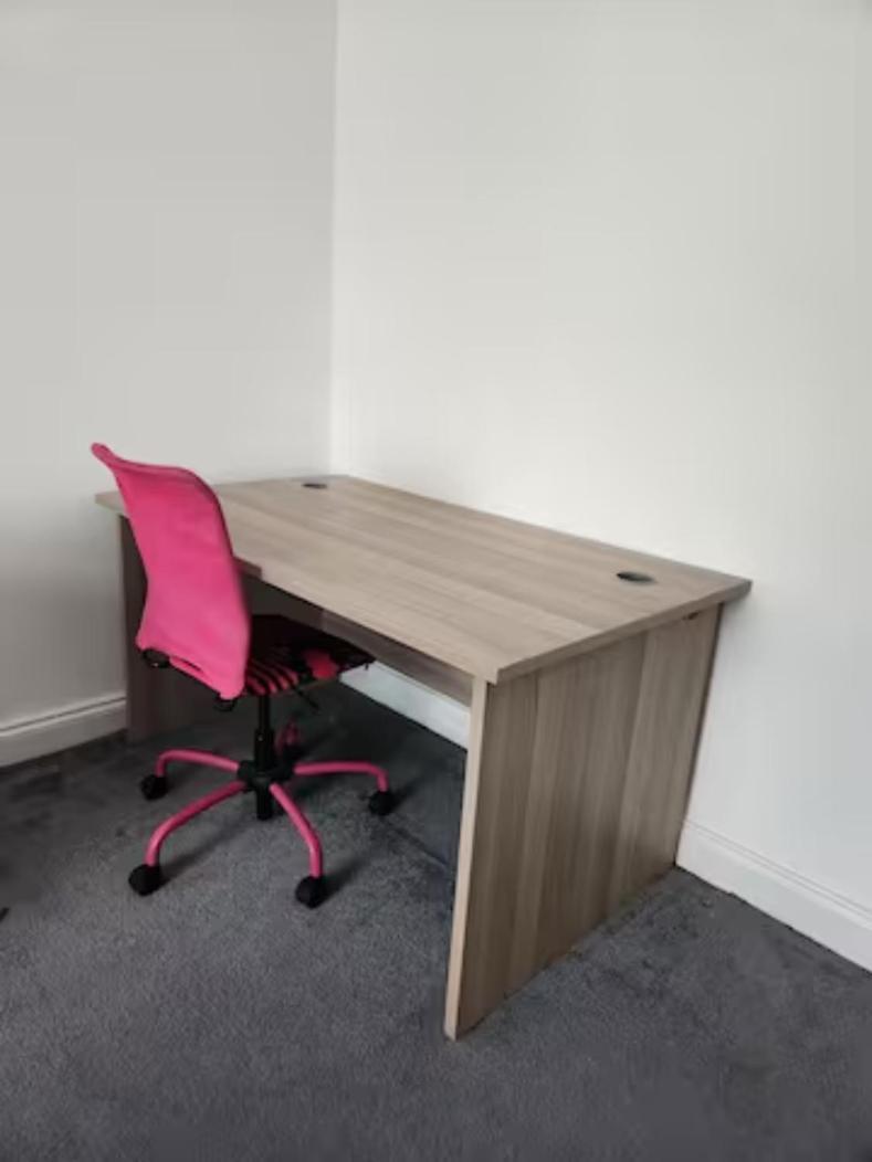 Apartment 12 Minutes To Kings Cross, 6 Minutes Walks To The Train Station - Free Parking 3 Bed 2 Bath Fully Refurbished Flat No Party Or Gathering Allowed