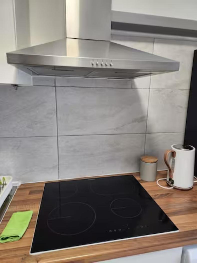 12 Minutes To Kings Cross, 6 Minutes Walks To The Train Station - Free Parking 3 Bed 2 Bath Fully Refurbished Flat No Party Or Gathering Allowed * London