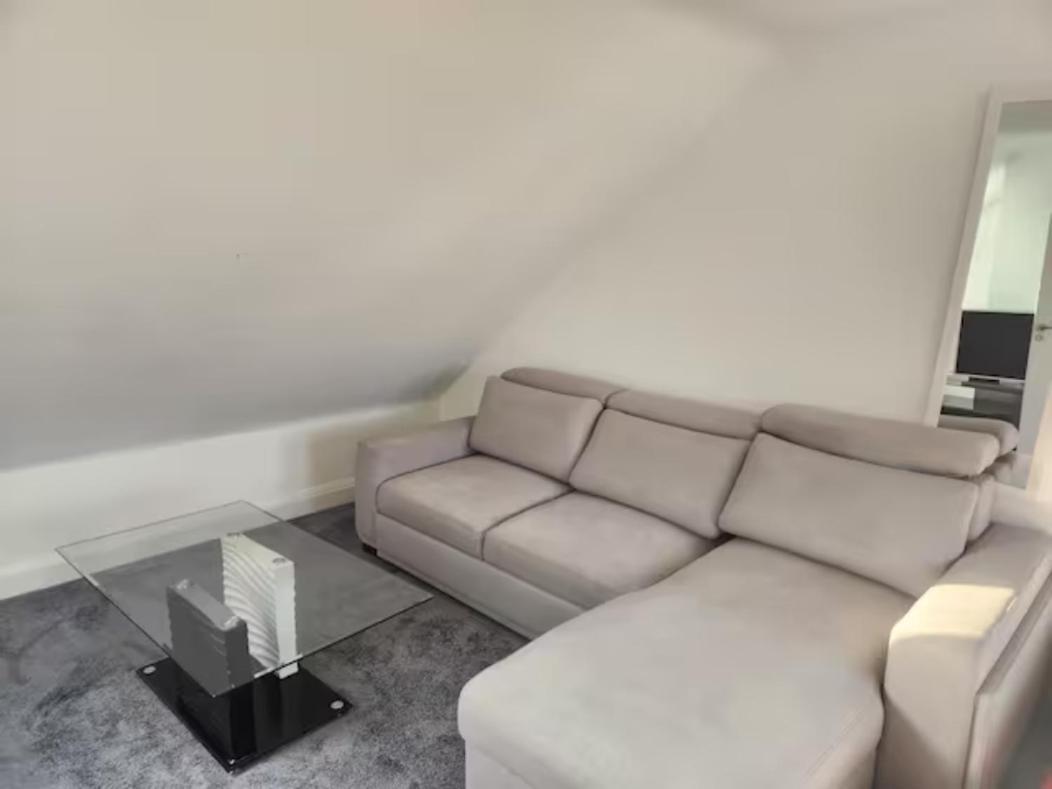 12 Minutes To Kings Cross, 6 Minutes Walks To The Train Station - Free Parking 3 Bed 2 Bath Fully Refurbished Flat No Party Or Gathering Allowed Apartment London