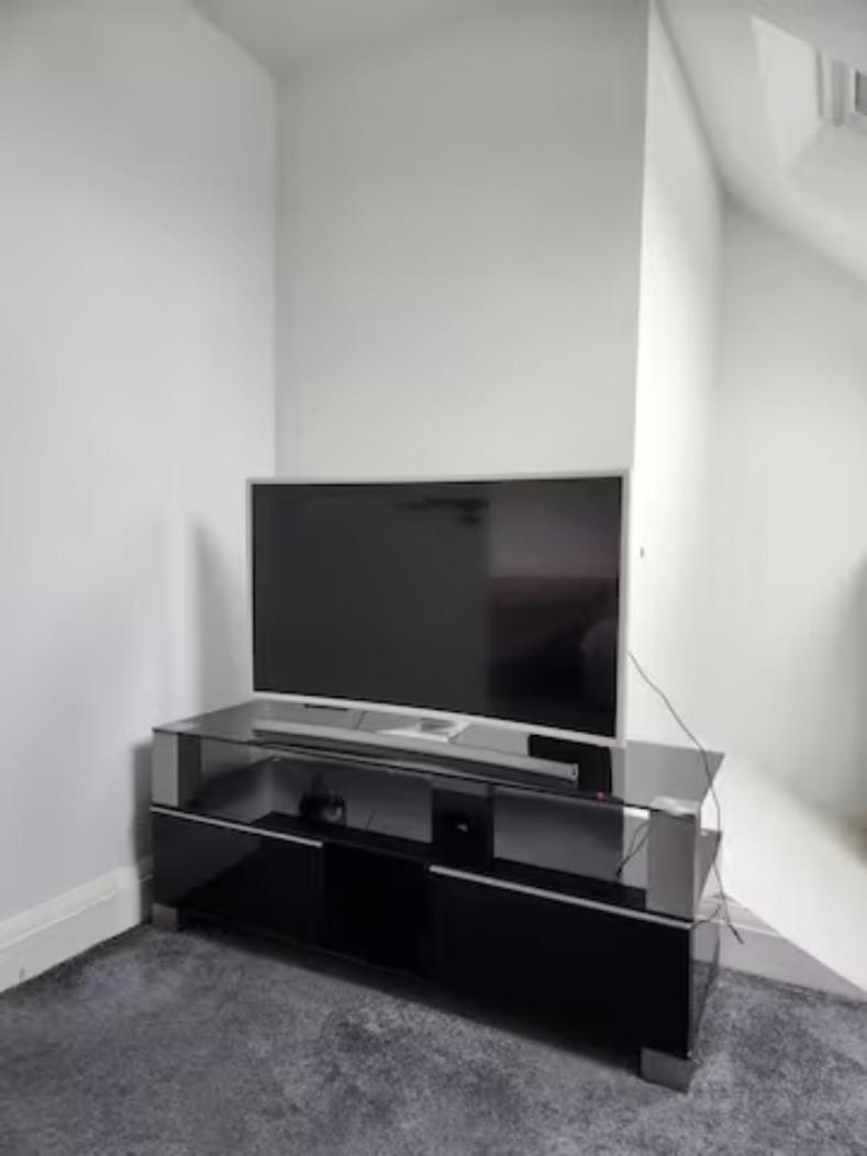 Apartment 12 Minutes To Kings Cross, 6 Minutes Walks To The Train Station - Free Parking 3 Bed 2 Bath Fully Refurbished Flat No Party Or Gathering Allowed London