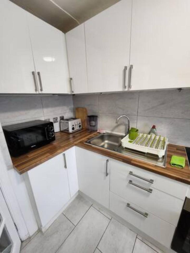 Apartment 12 Minutes To Kings Cross, 6 Minutes Walks To The Train Station - Free Parking 3 Bed 2 Bath Fully Refurbished Flat No Party Or Gathering Allowed