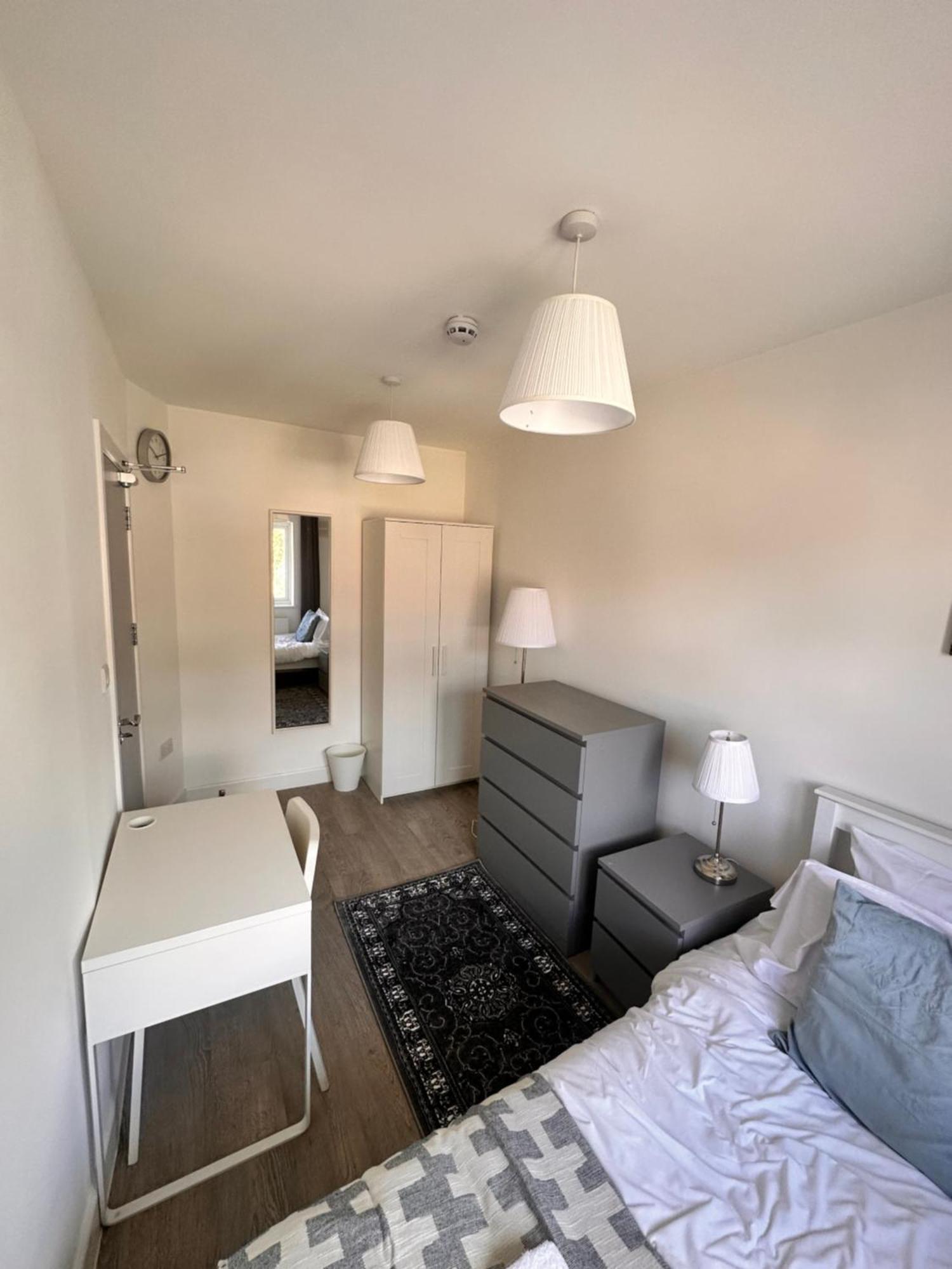 Double And Single In Bromley By Bow * Londen