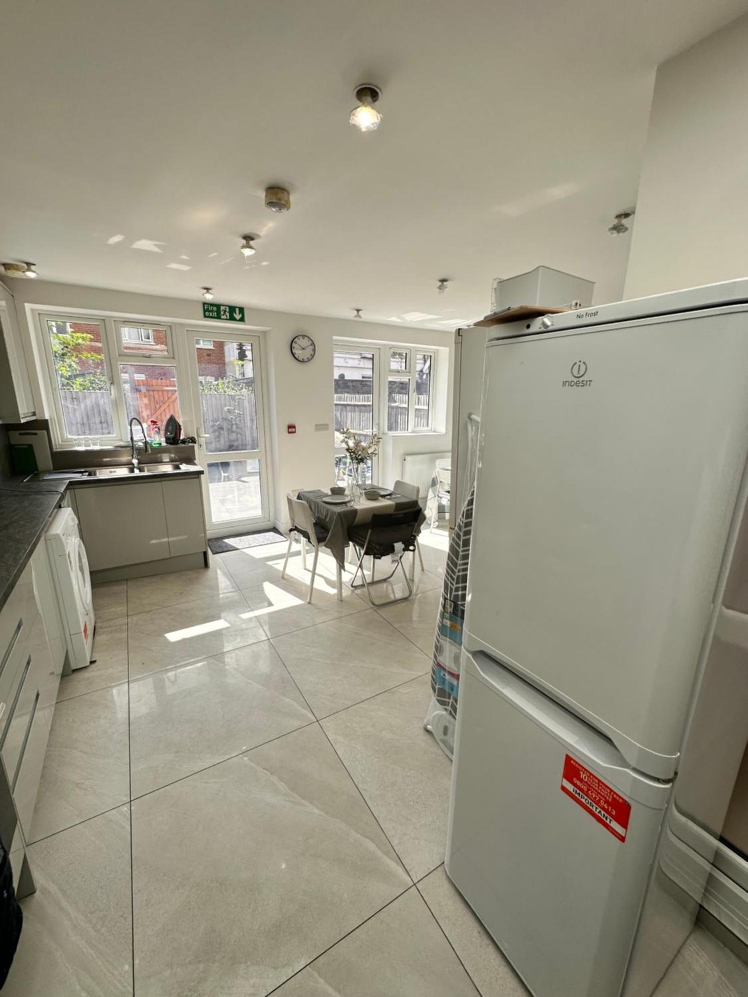 Double And Single In Bromley By Bow * Londen
