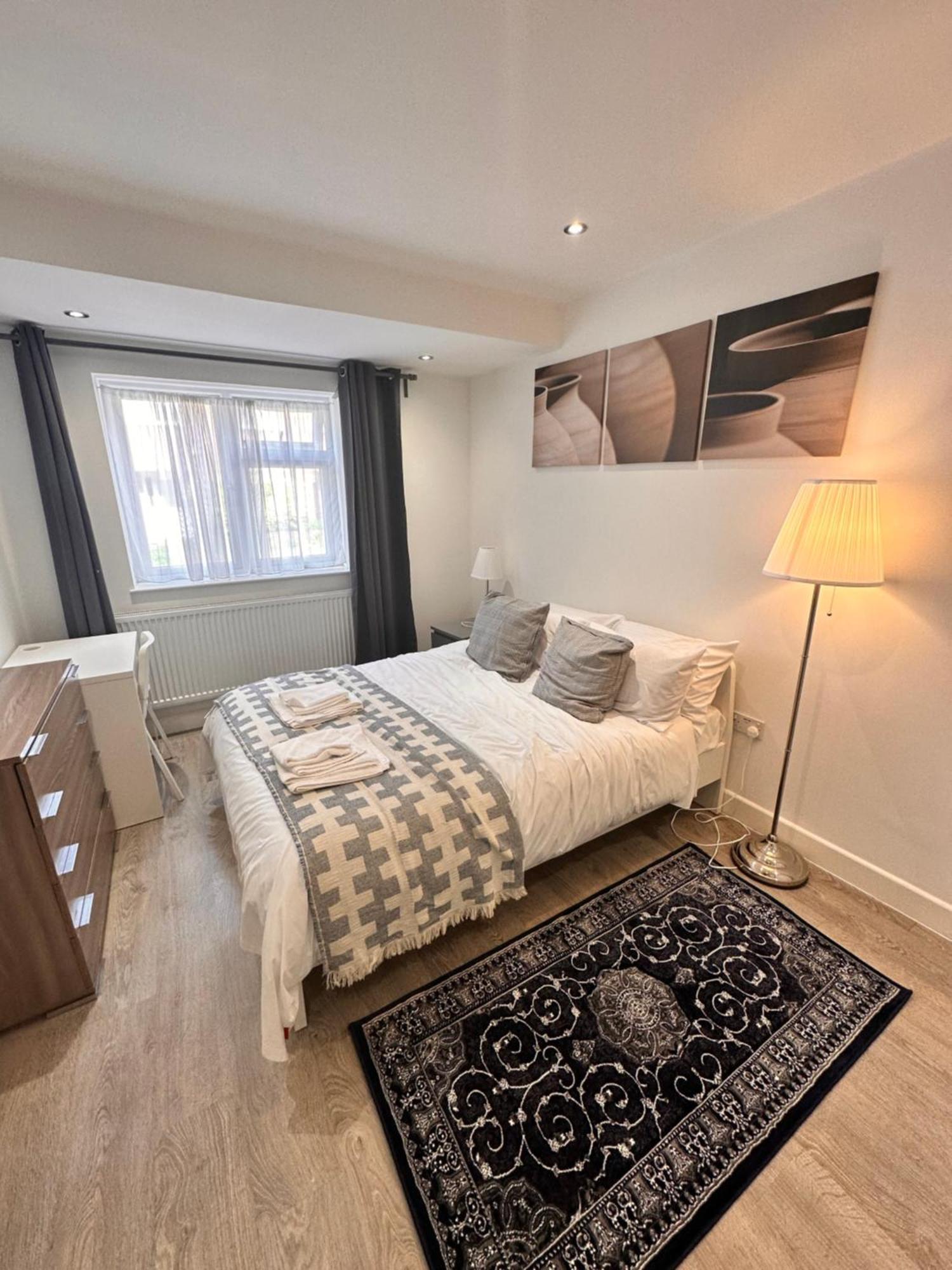 Gasthuis Double And Single In Bromley By Bow