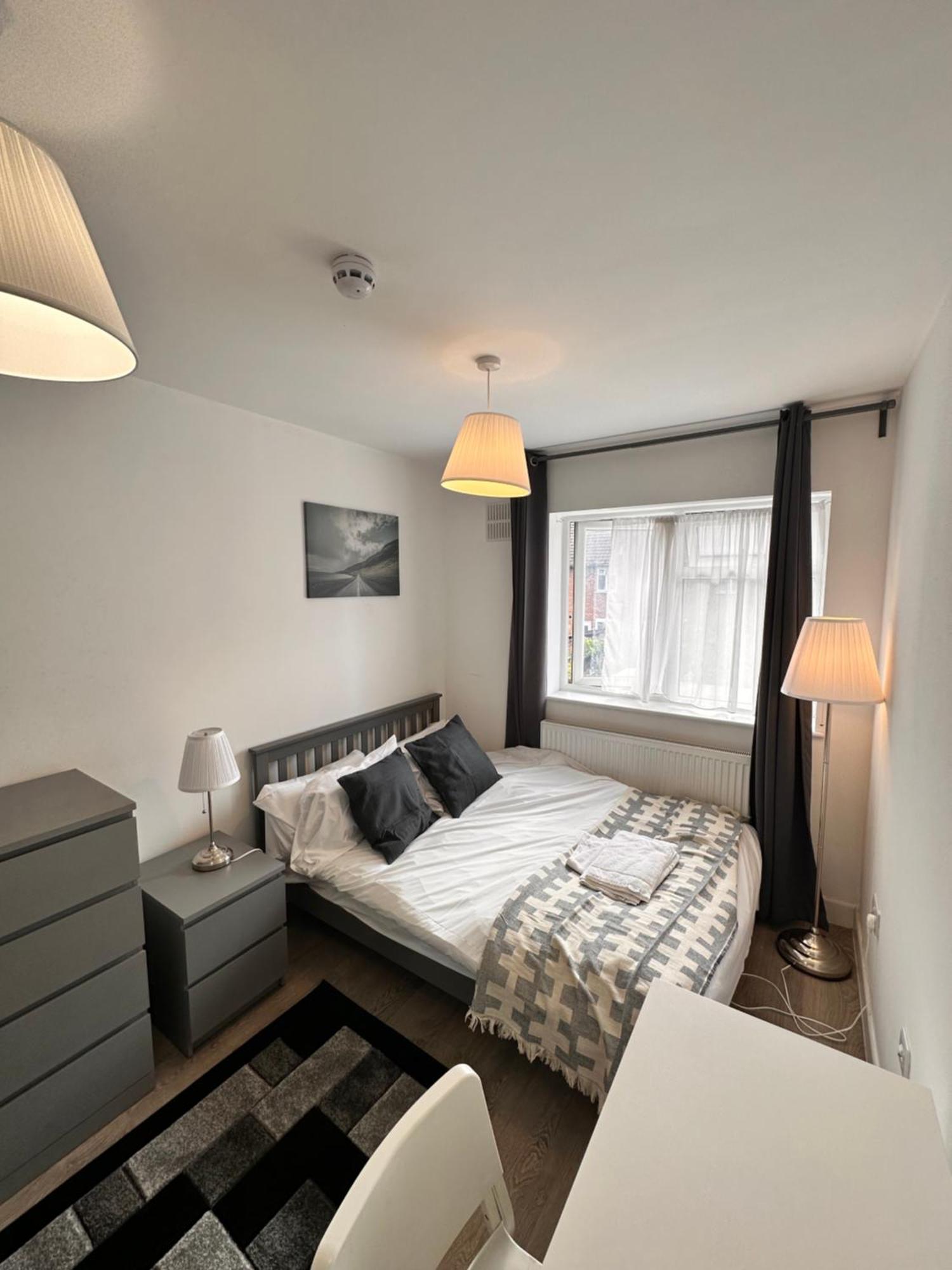 Double And Single In Bromley By Bow * Londen