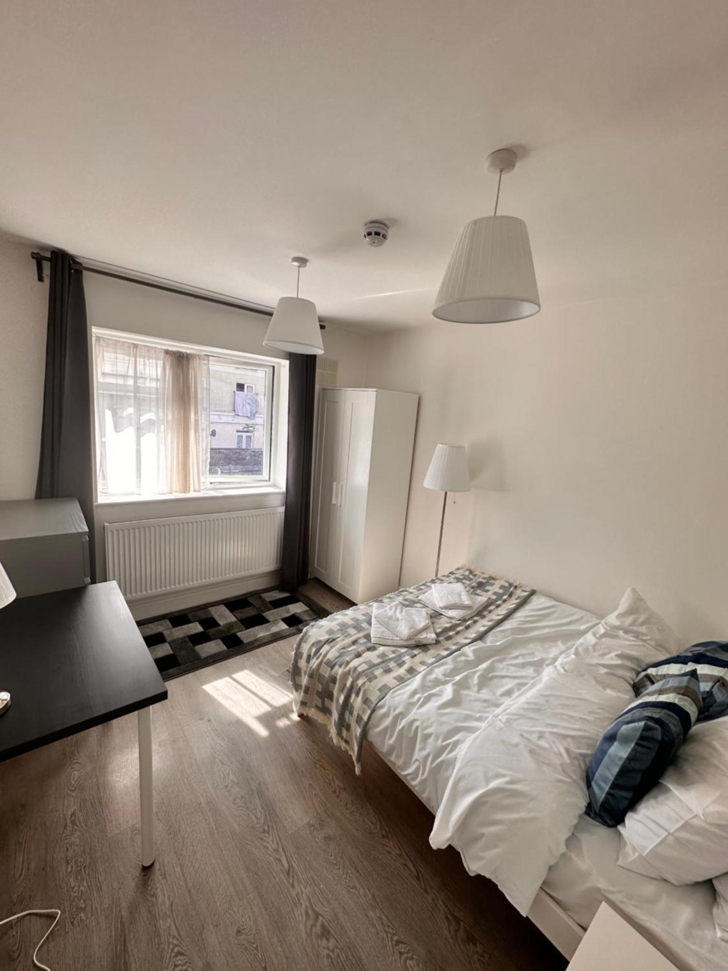 Double And Single In Bromley By Bow Londen