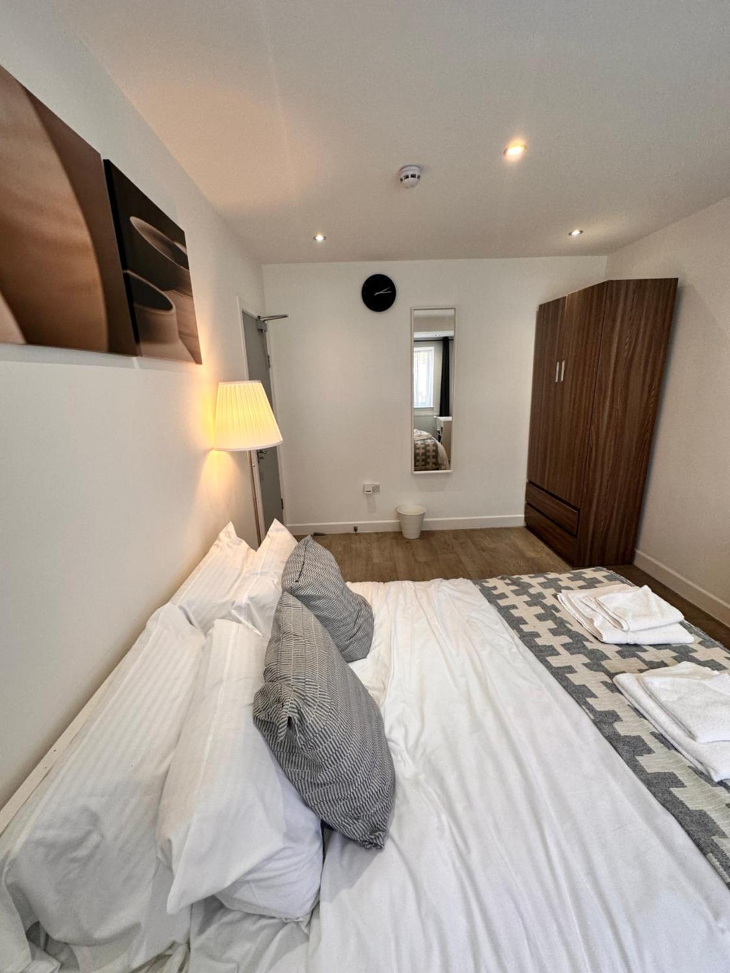 Double And Single In Bromley By Bow * Londen