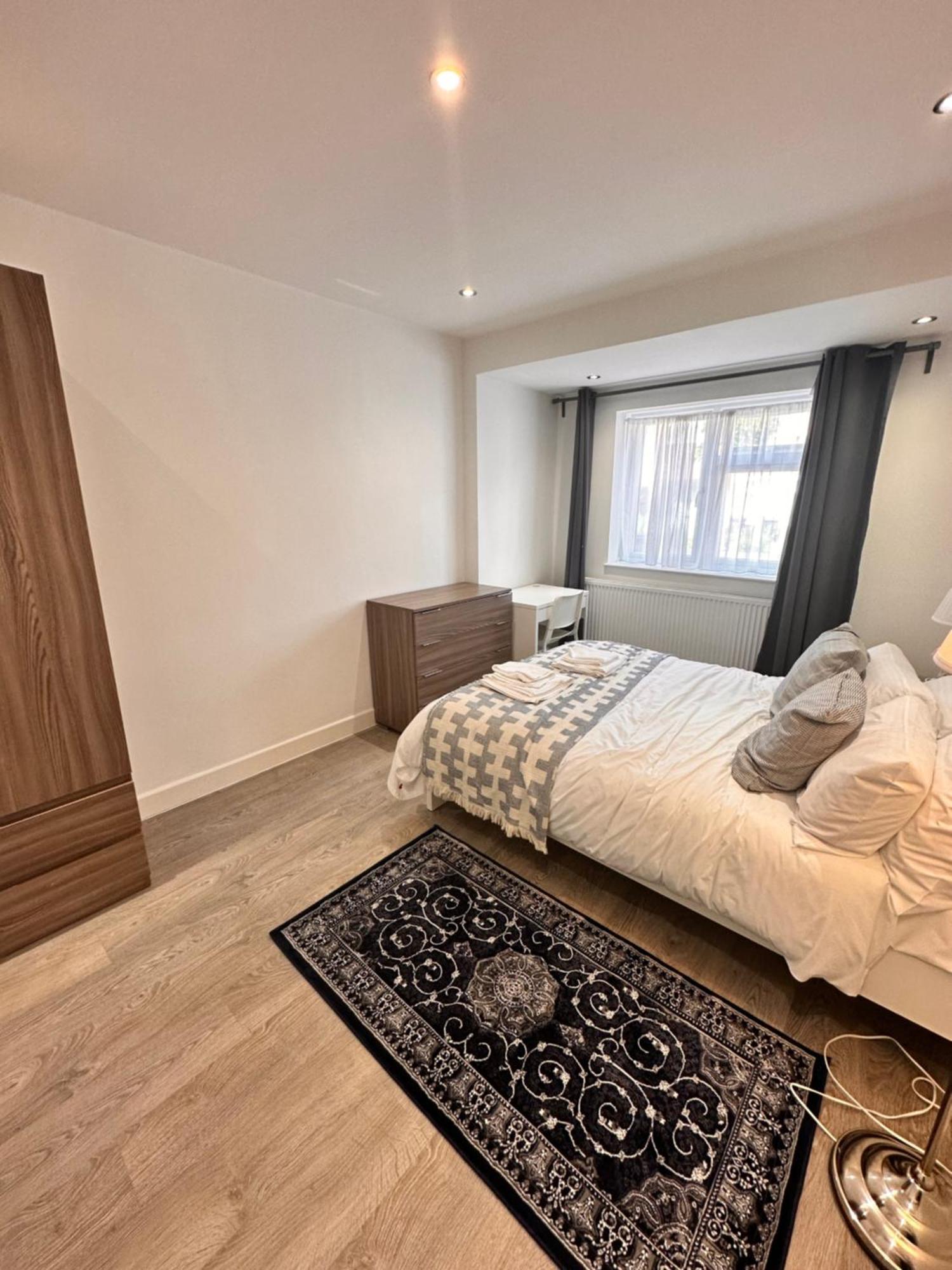 Gasthuis Double And Single In Bromley By Bow *